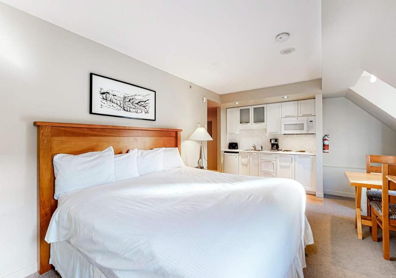 Whistler Peak Lodge by TS