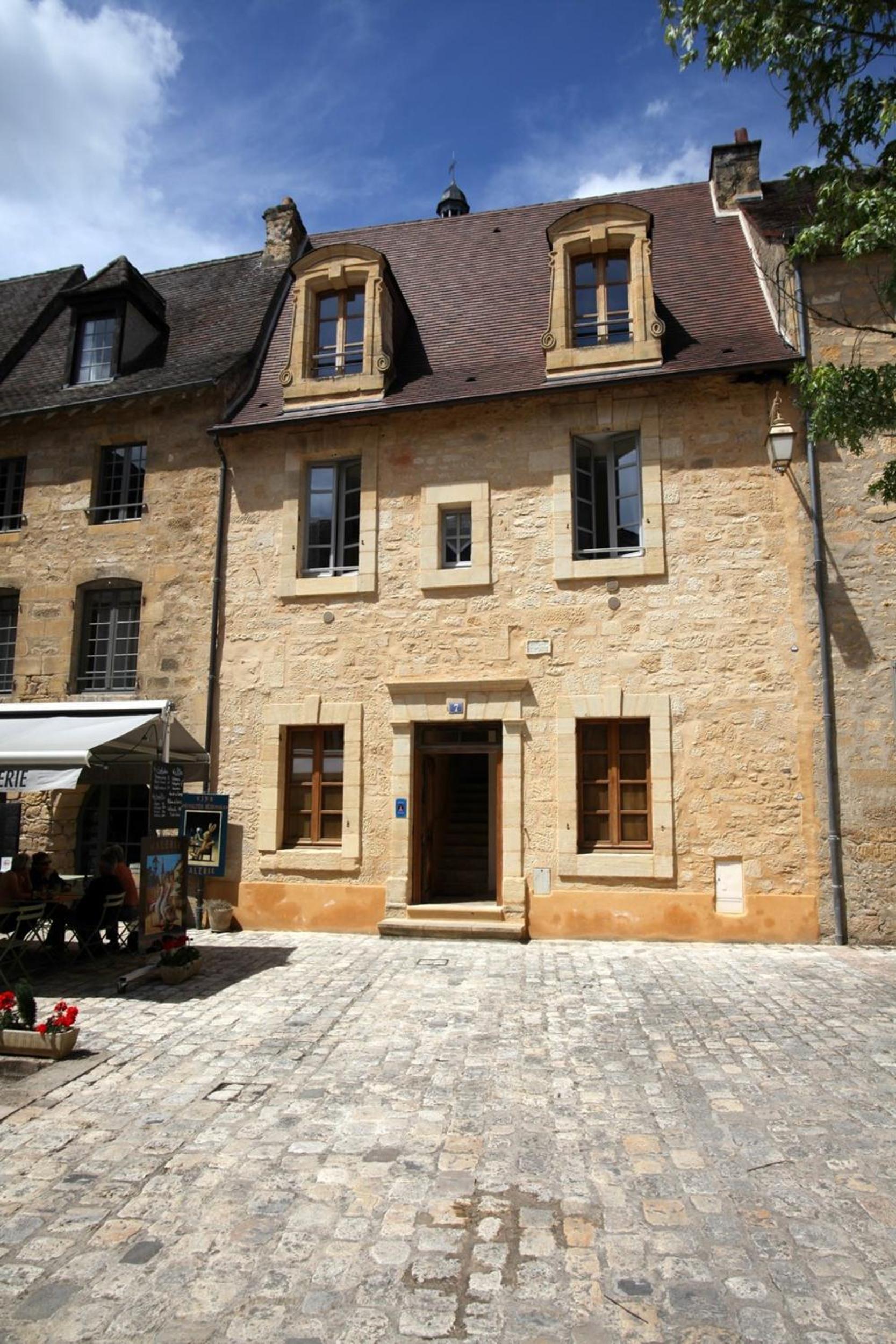 Le Grenier du Chapitre son loft avec les poutres et l'appartement une chambre sans les poutres, photo 18