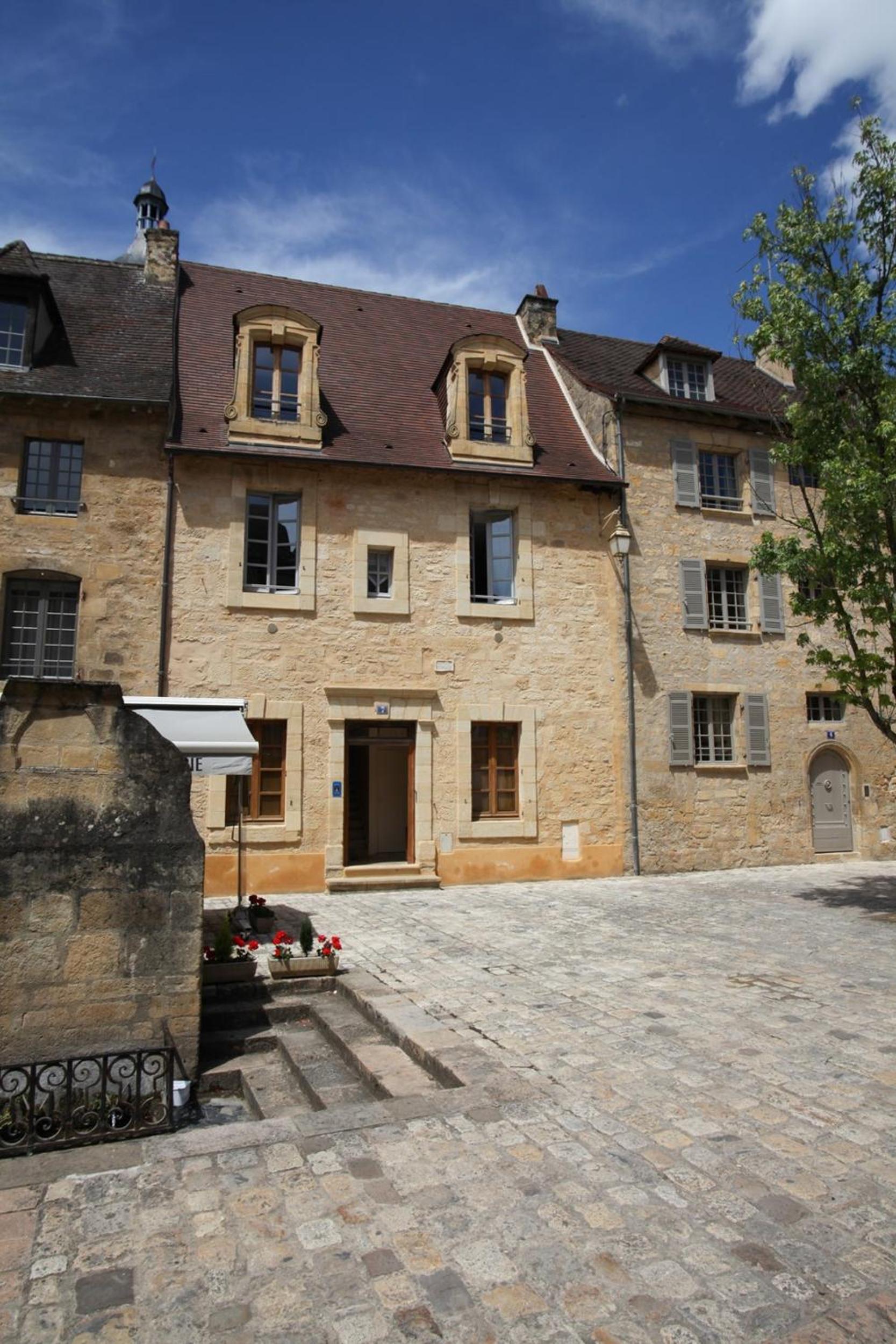 Le Grenier du Chapitre son loft avec les poutres et l'appartement une chambre sans les poutres, photo 13