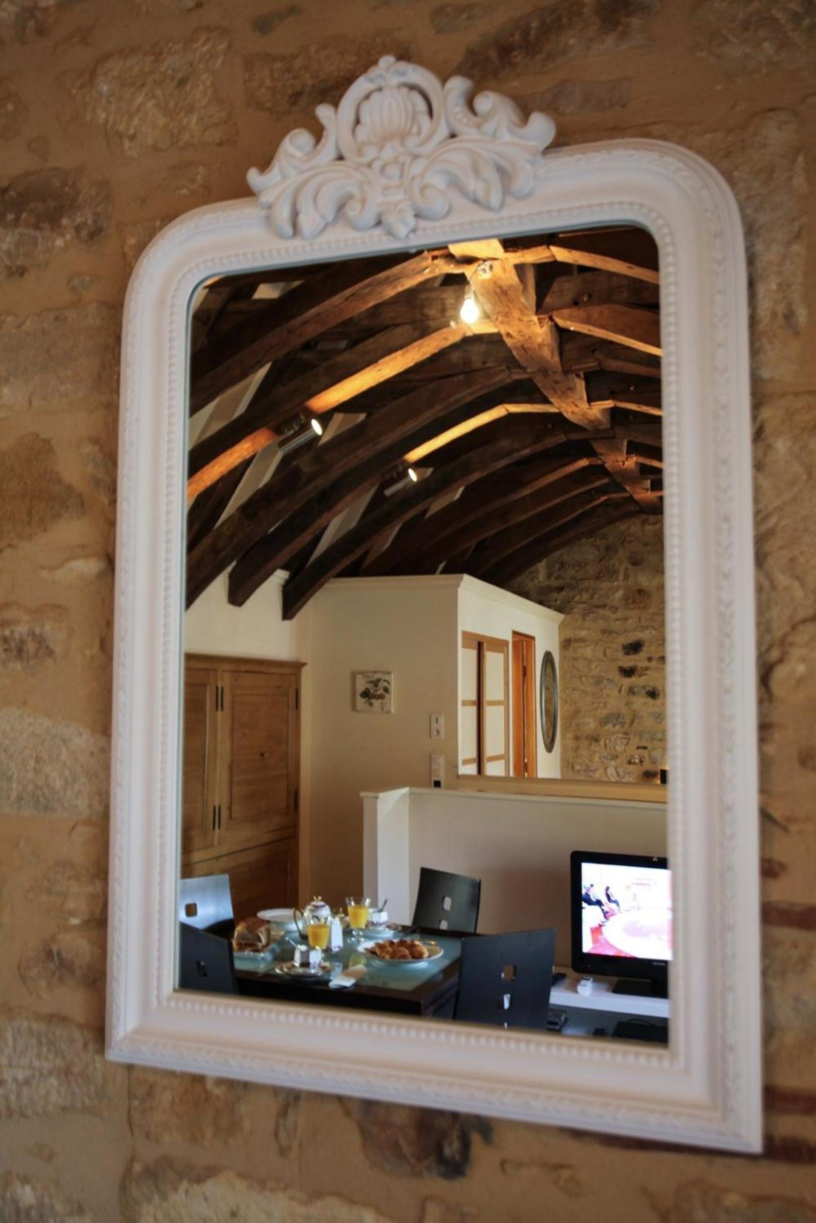Le Grenier du Chapitre son loft avec les poutres et l'appartement une chambre sans les poutres, photo 9