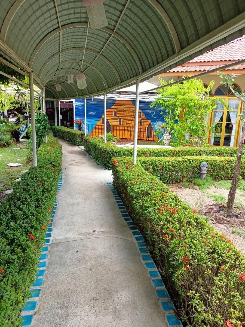 P.Paradise Hotel