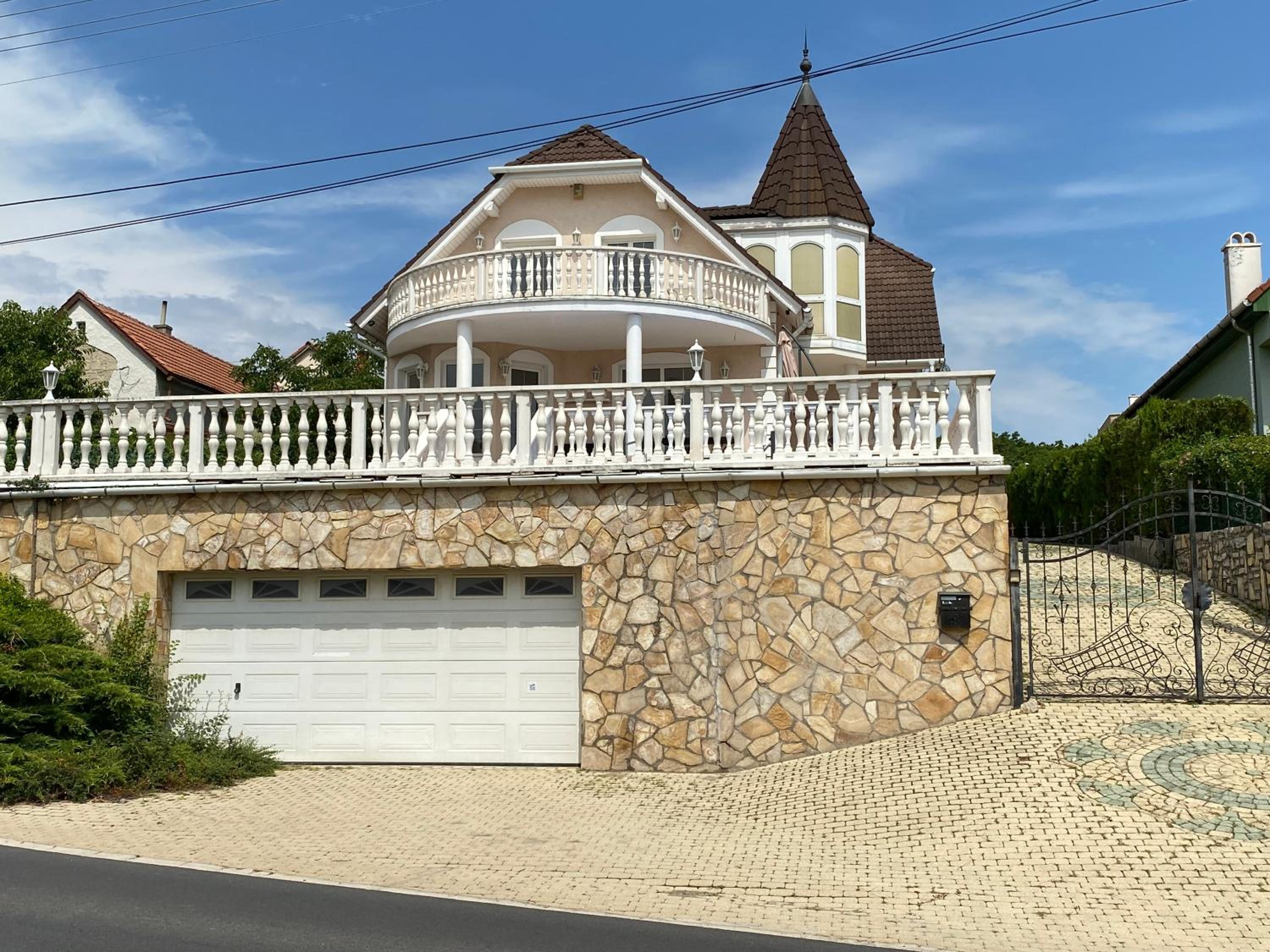 A- Villa (Vendégház) view 2