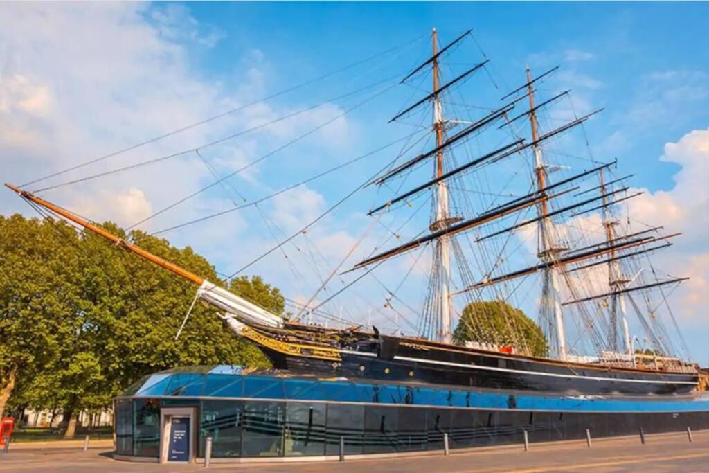 2-Bed Greenwich Flat + Pool, Gym, Lift, Balcony