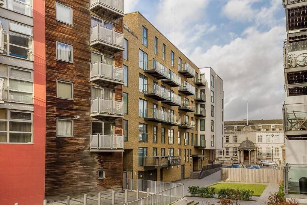2-Bed Greenwich Flat + Pool, Gym, Lift, Balcony