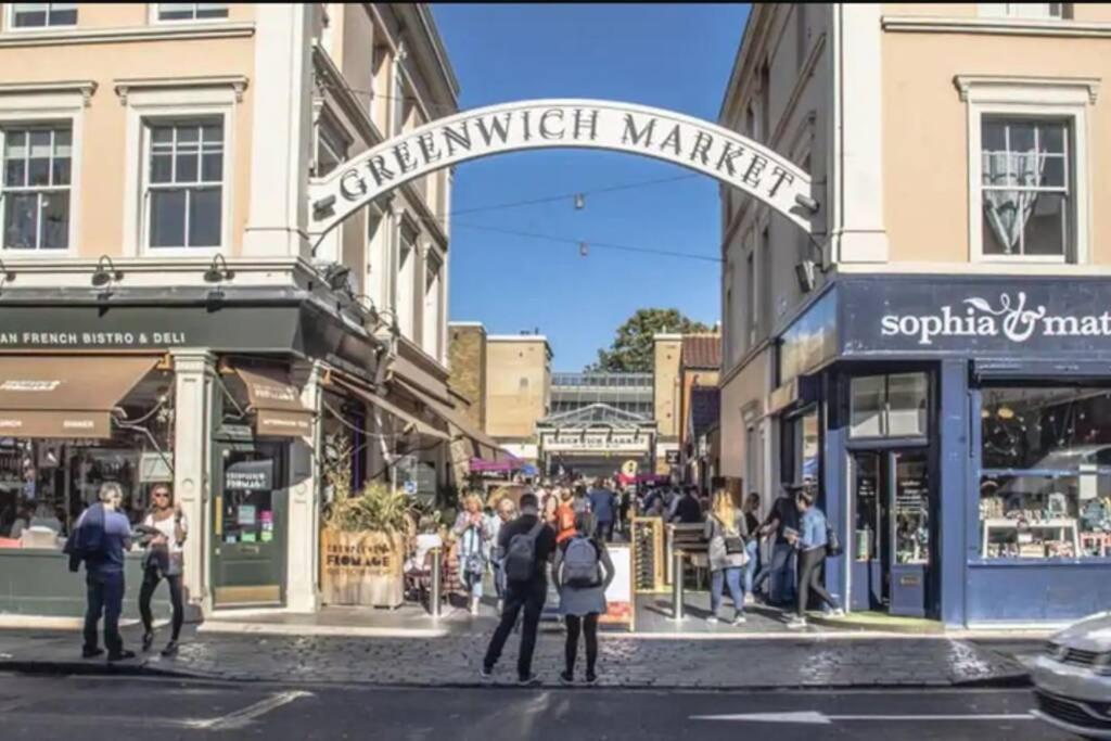 2-Bed Greenwich Flat + Pool, Gym, Lift, Balcony