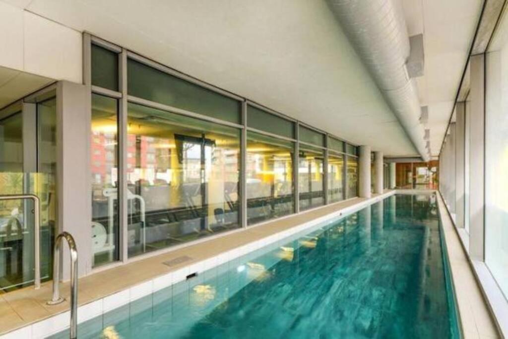 2-Bed Greenwich Flat + Pool, Gym, Lift, Balcony