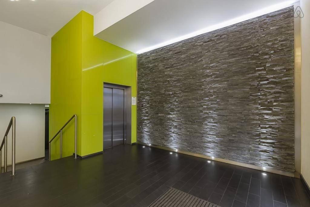 2-Bed Greenwich Flat + Pool, Gym, Lift, Balcony