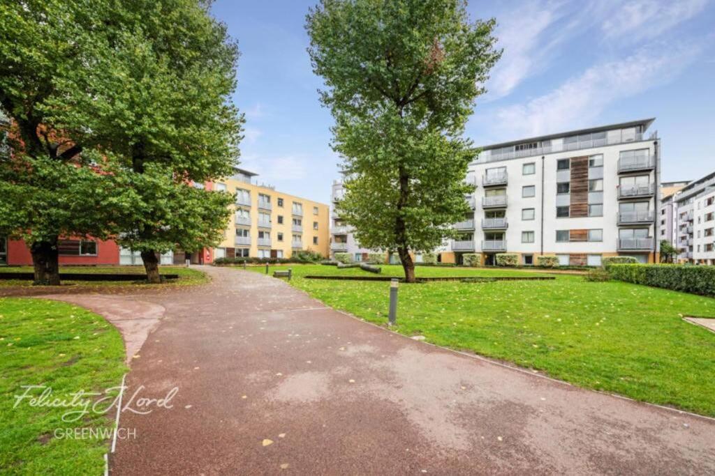 2-Bed Greenwich Flat + Pool, Gym, Lift, Balcony