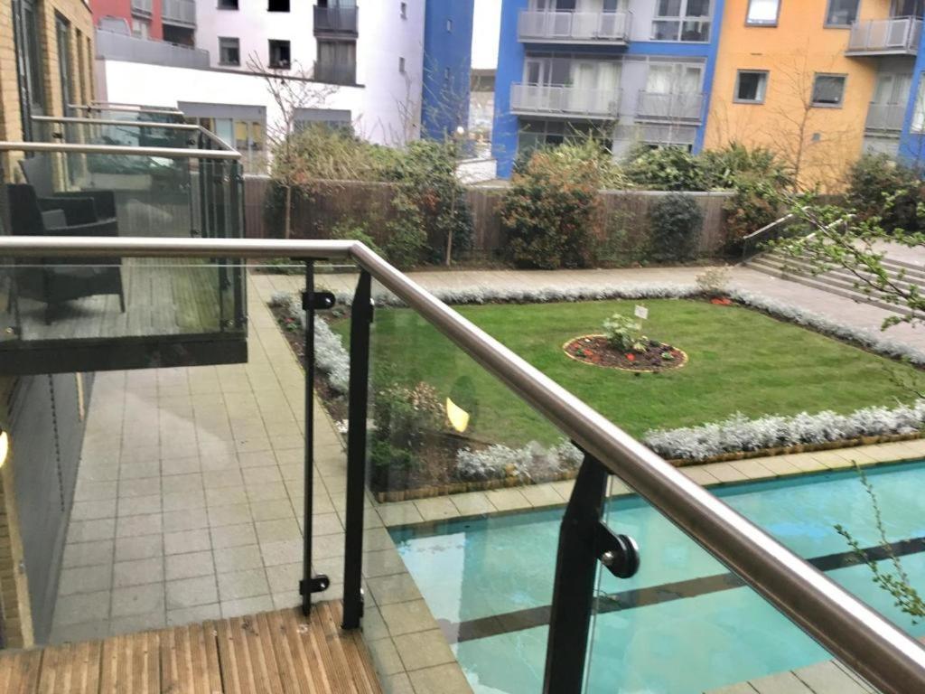 2-Bed Greenwich Flat + Pool, Gym, Lift, Balcony