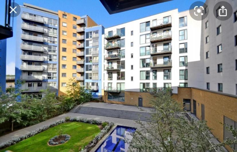 2-Bed Greenwich Flat + Pool, Gym, Lift, Balcony