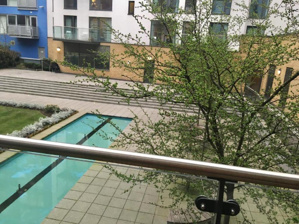 2-Bed Greenwich Flat + Pool, Gym, Lift, Balcony