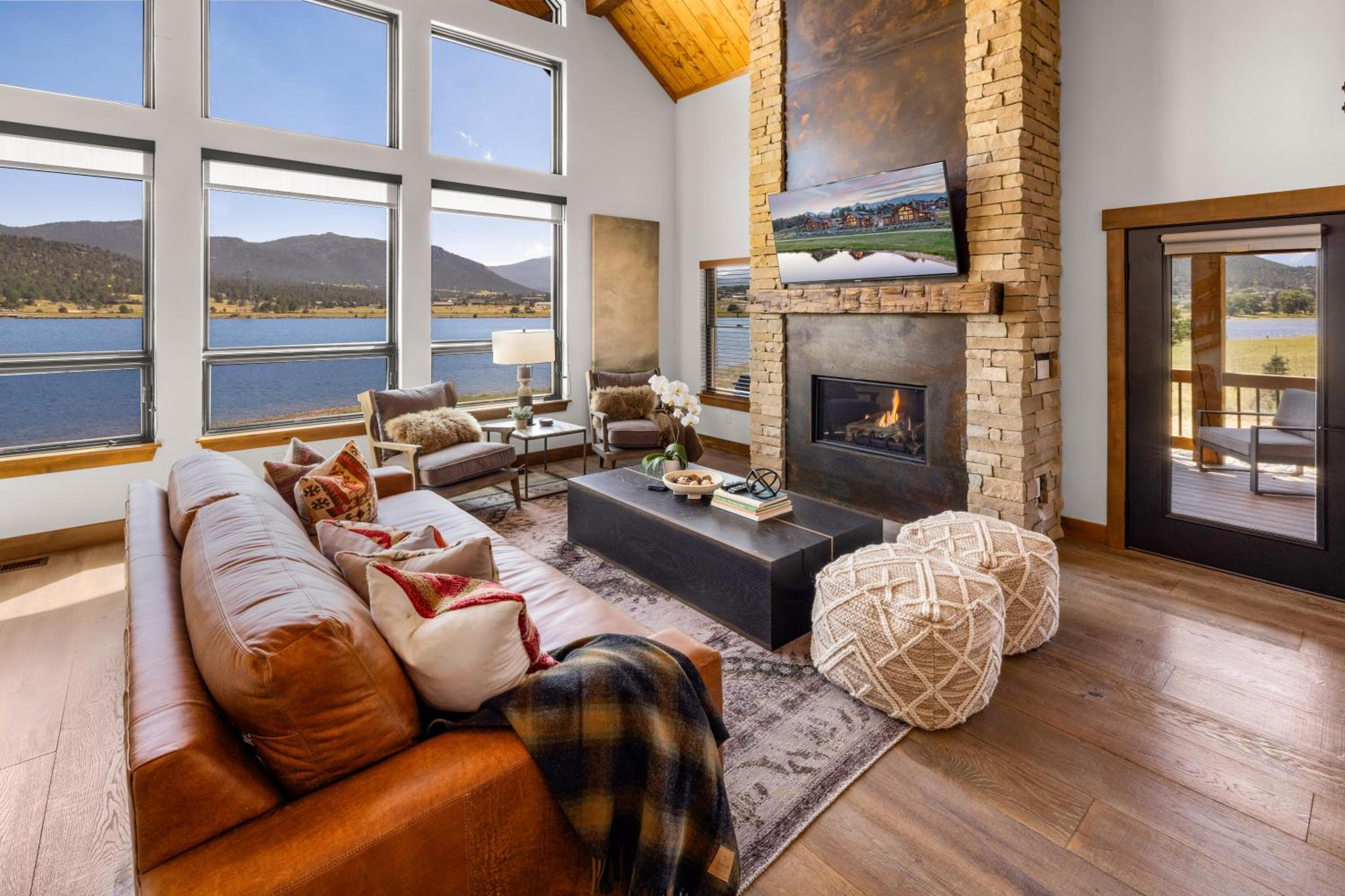 Private Lakefront Cabin - Two Large Patios, Jacuzzi, Indoor/Outdoor Fireplace
