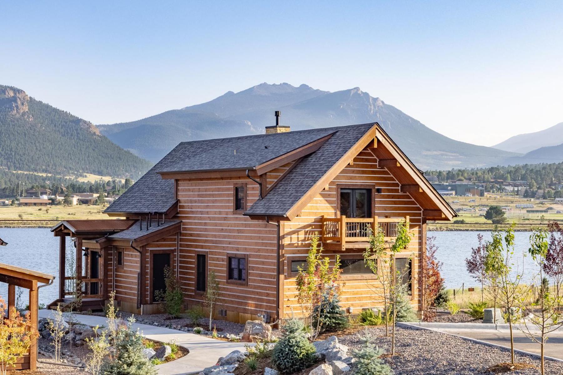 Private Lakefront Cabin - Two Large Patios, Jacuzzi, Indoor/Outdoor Fireplace