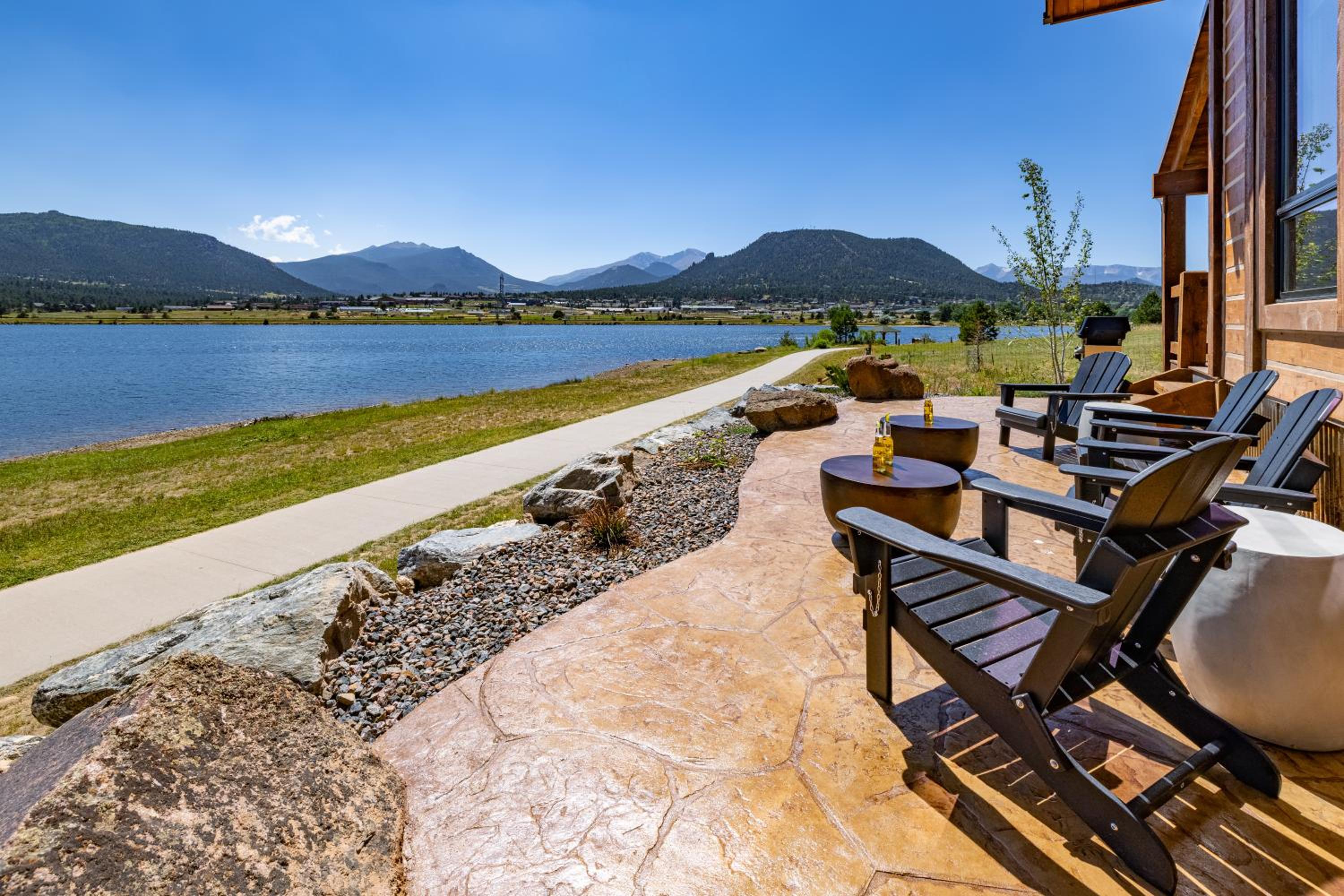Private Lakefront Cabin - Two Large Patios, Jacuzzi, Indoor/Outdoor Fireplace