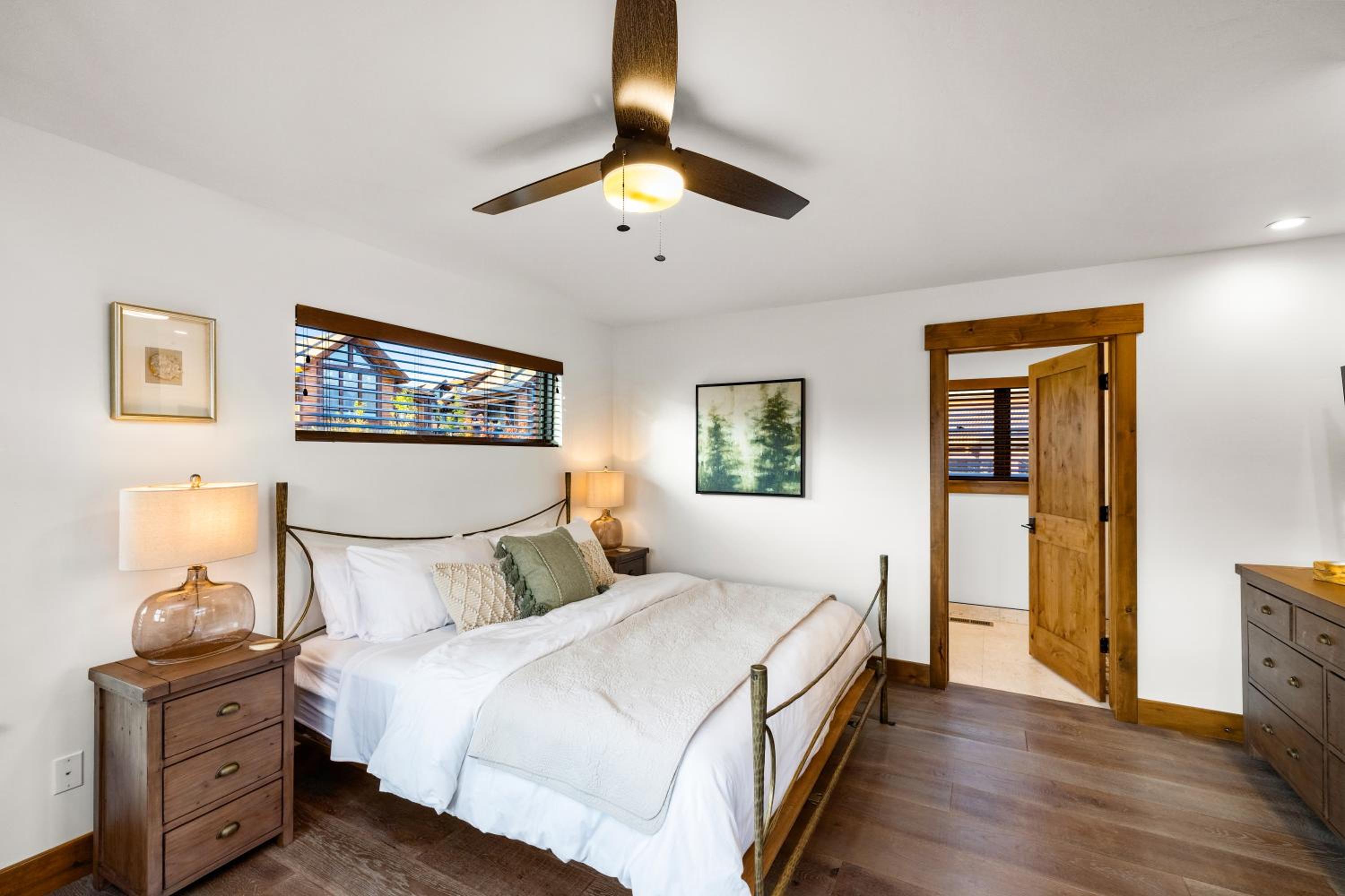 Private Lakefront Cabin - Two Large Patios, Jacuzzi, Indoor/Outdoor Fireplace
