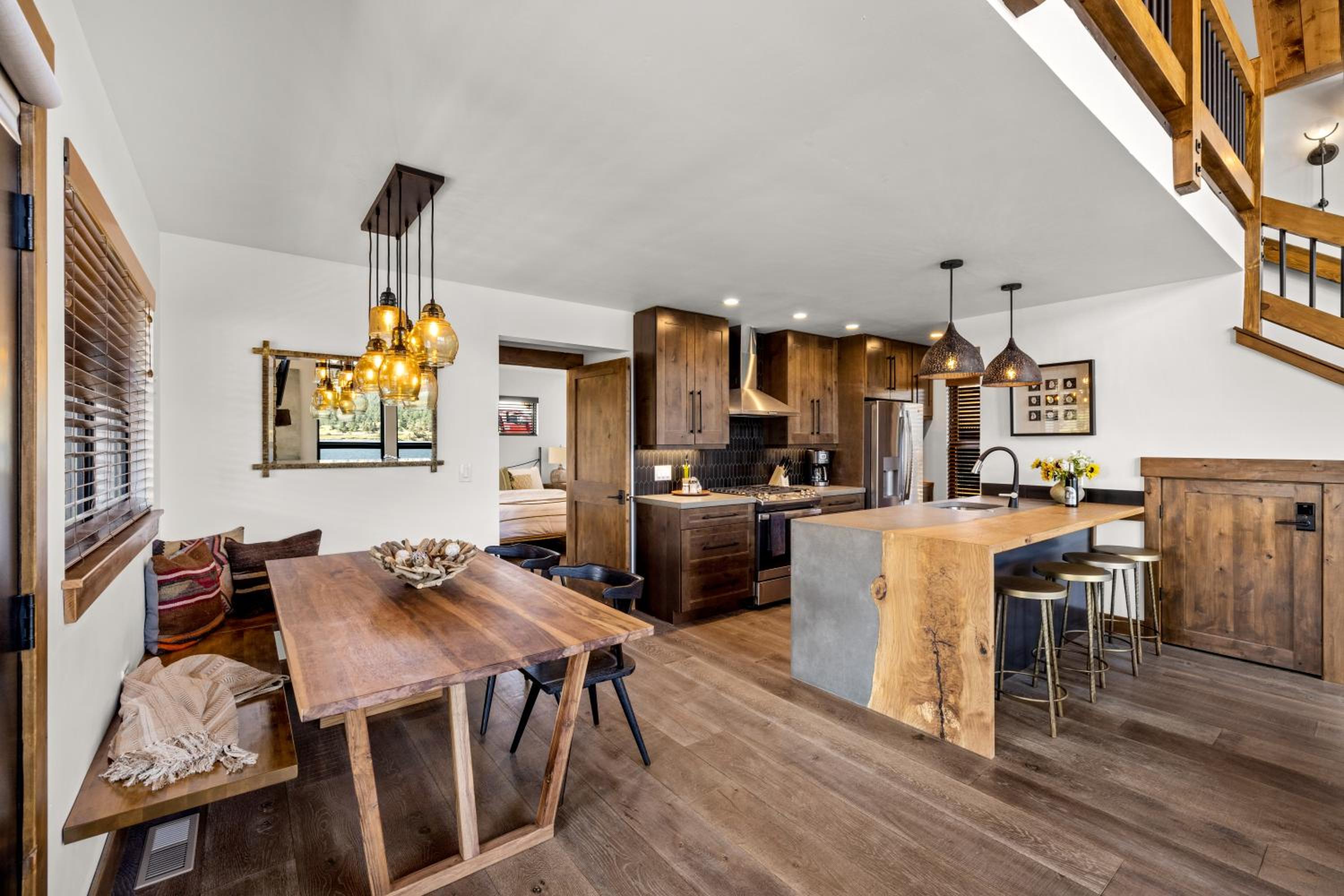 Private Lakefront Cabin - Two Large Patios, Jacuzzi, Indoor/Outdoor Fireplace