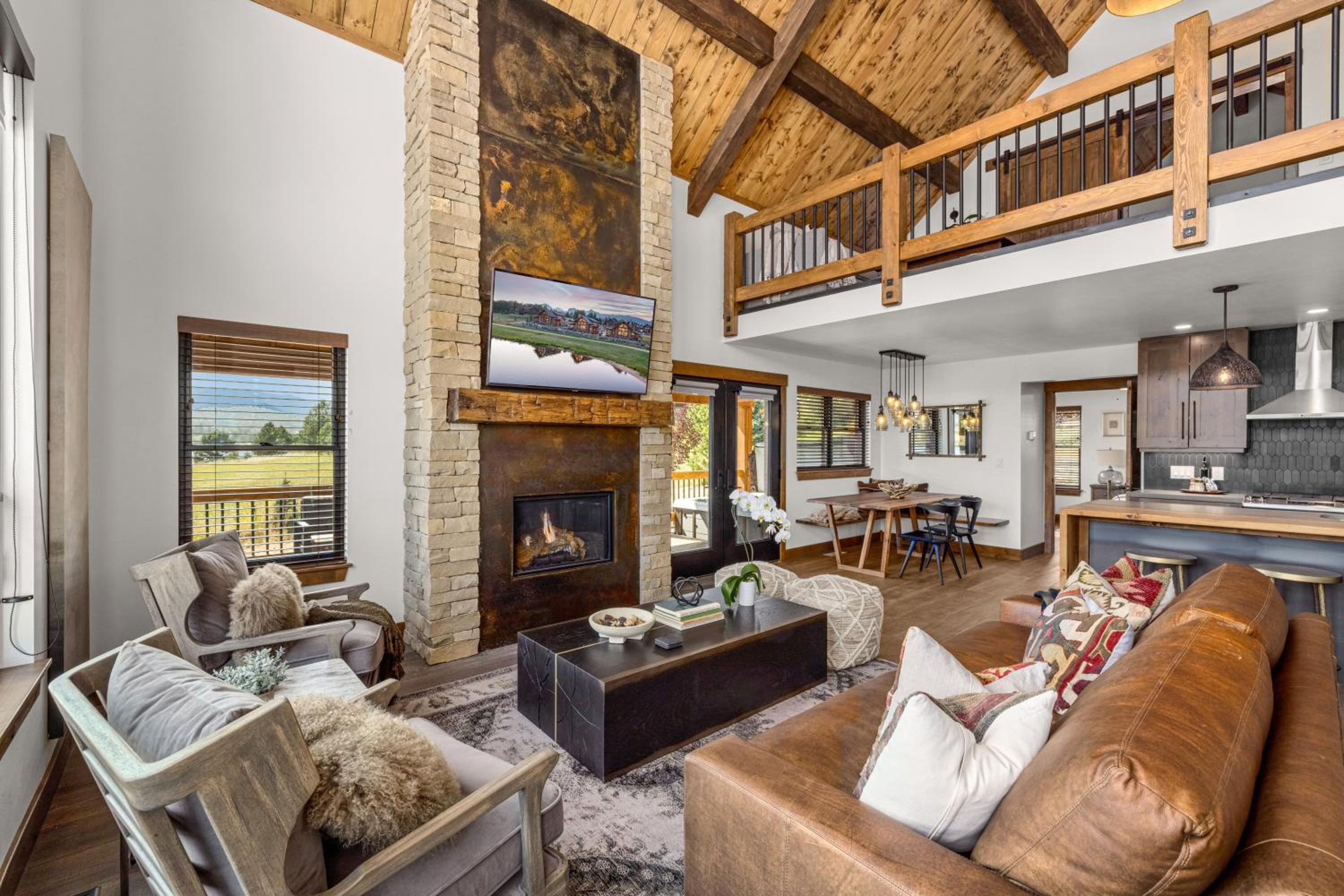 Private Lakefront Cabin - Two Large Patios, Jacuzzi, Indoor/Outdoor Fireplace