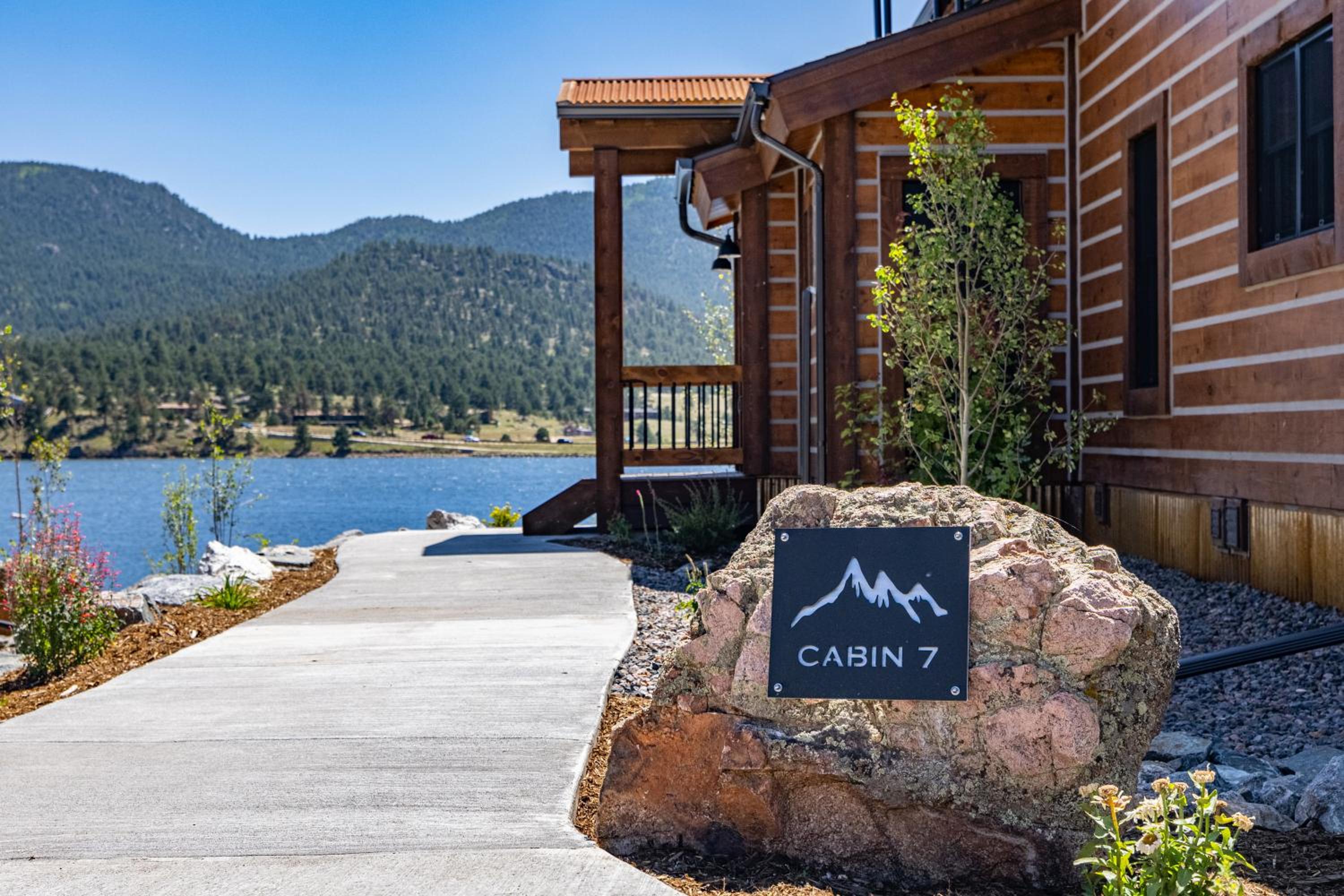 Private Lakefront Cabin - Two Large Patios, Jacuzzi, Indoor/Outdoor Fireplace