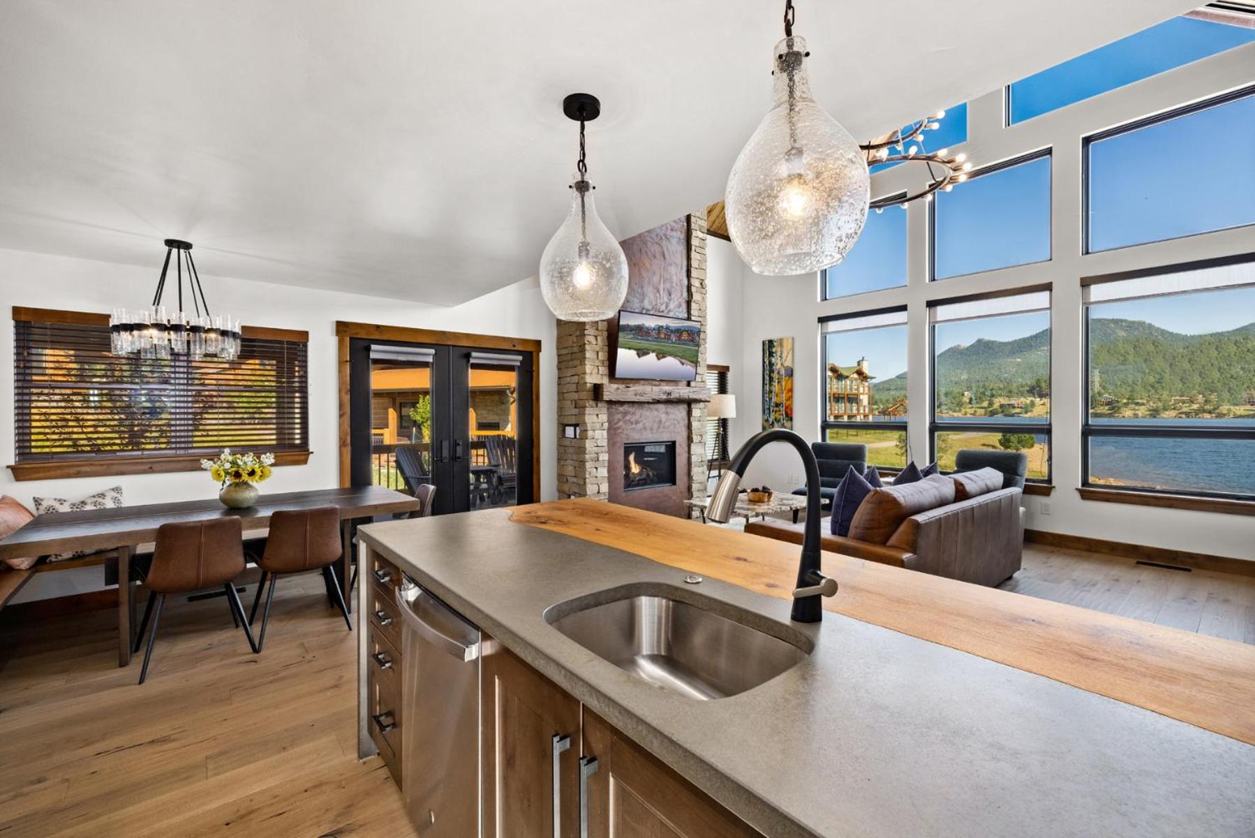 Anglers Paradise - Located on Lake Estes, Fireplace, Two Large Patios, and Private Jacuzzi view 4