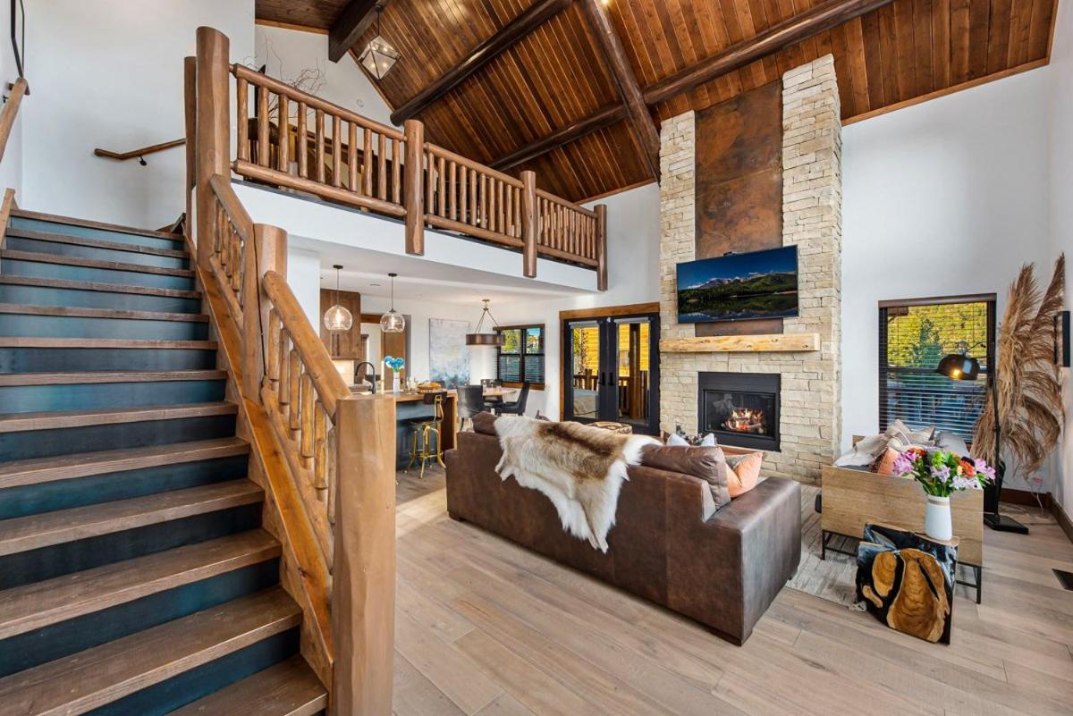 New Log cabin, The Bears Den - 2 bedrooms, loft, 2.5 bath, jacuzzi & Fireplace view 3