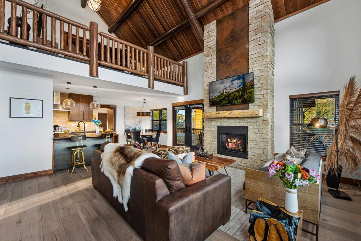 New Log cabin, The Bears Den - 2 bedrooms, loft, 2.5 bath, jacuzzi & Fireplace view 4