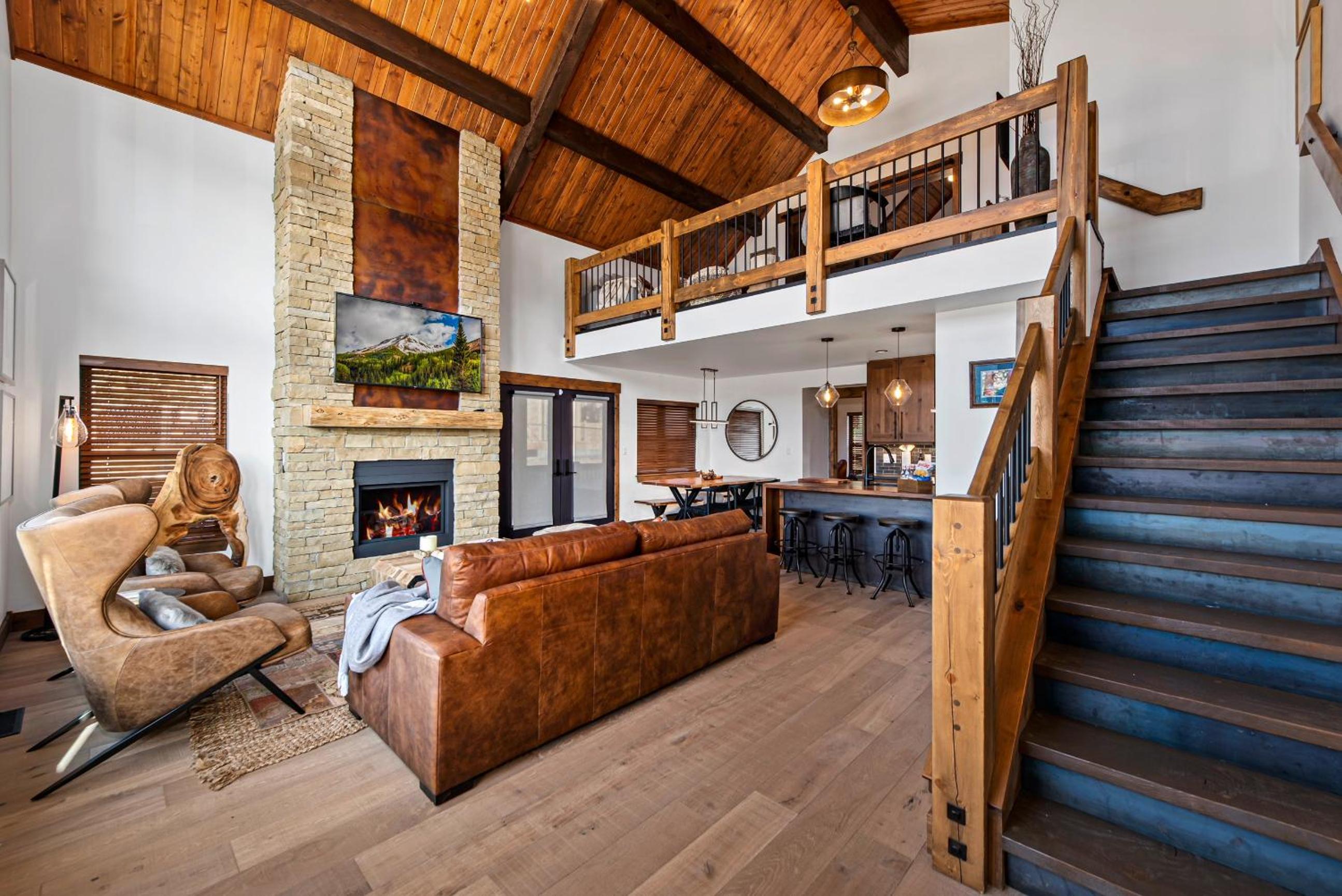 The Bear's Getaway - Jacuzzi, Indoor/Outdoor Fireplace, Fantastic Location! view 3