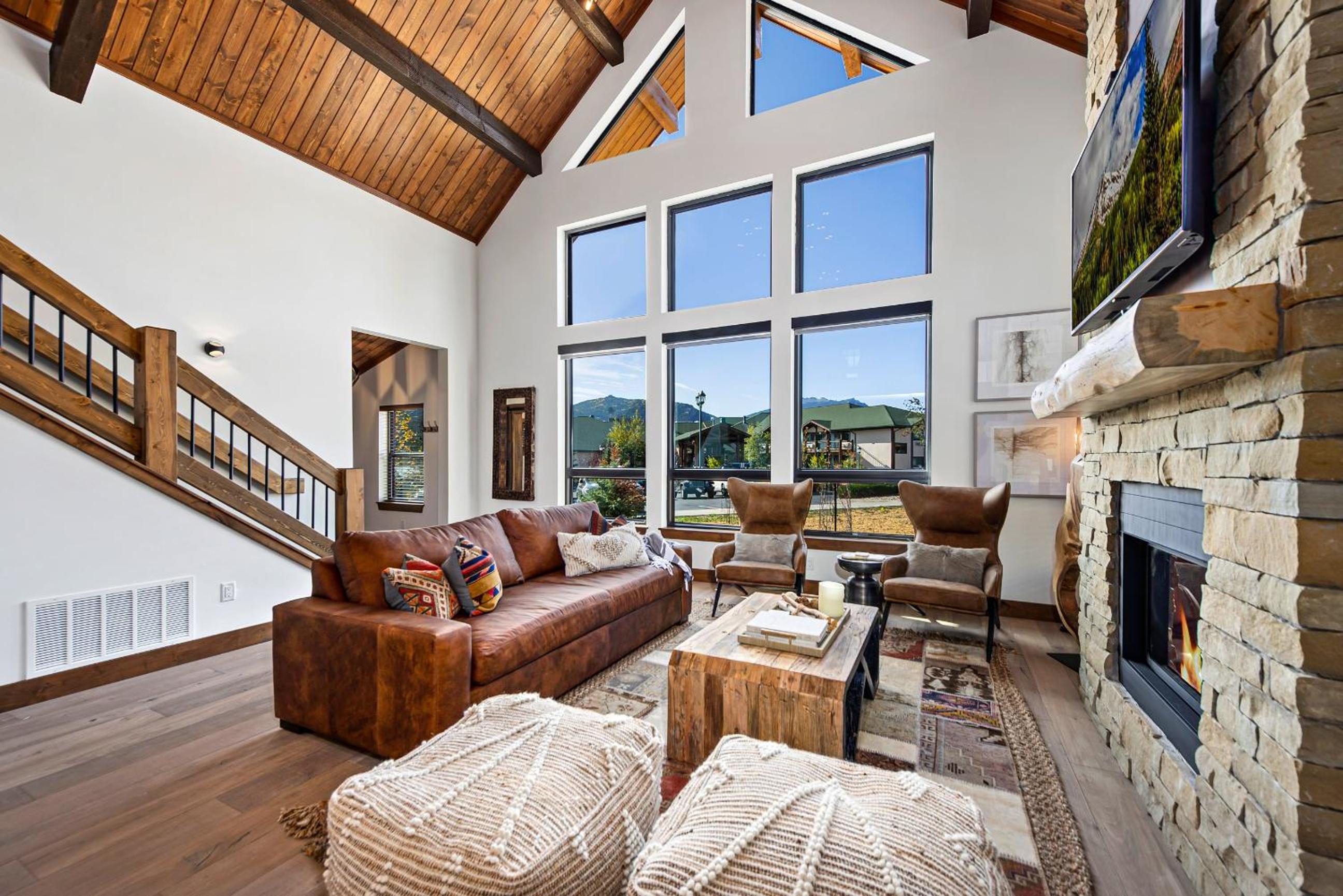 The Bear's Getaway - Jacuzzi, Indoor/Outdoor Fireplace, Fantastic Location! view 4