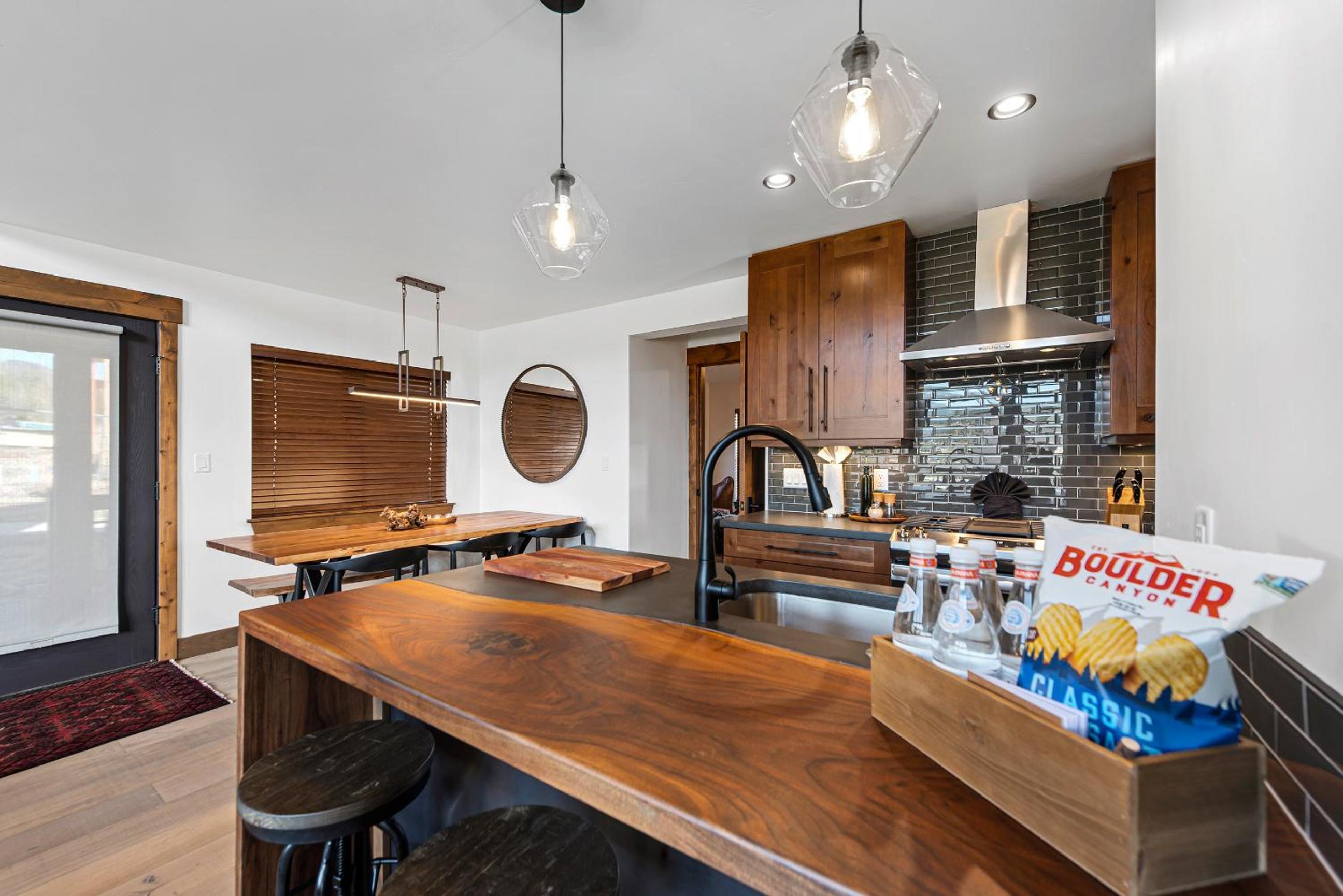 The Bear's Getaway - Jacuzzi, Indoor/Outdoor Fireplace, Fantastic Location! view 5