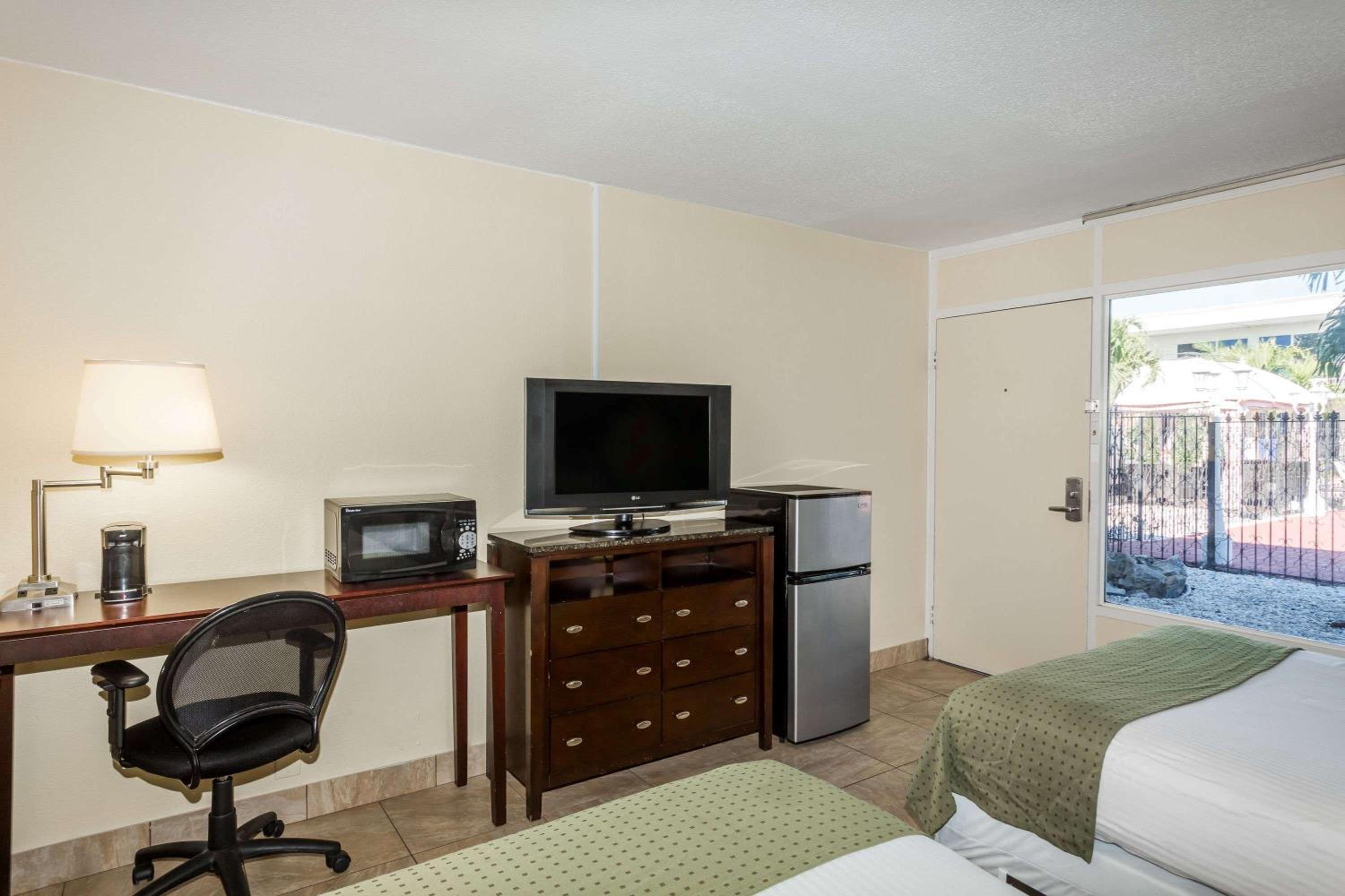 Days Inn by Wyndham St. Petersburg / Tampa Bay Area