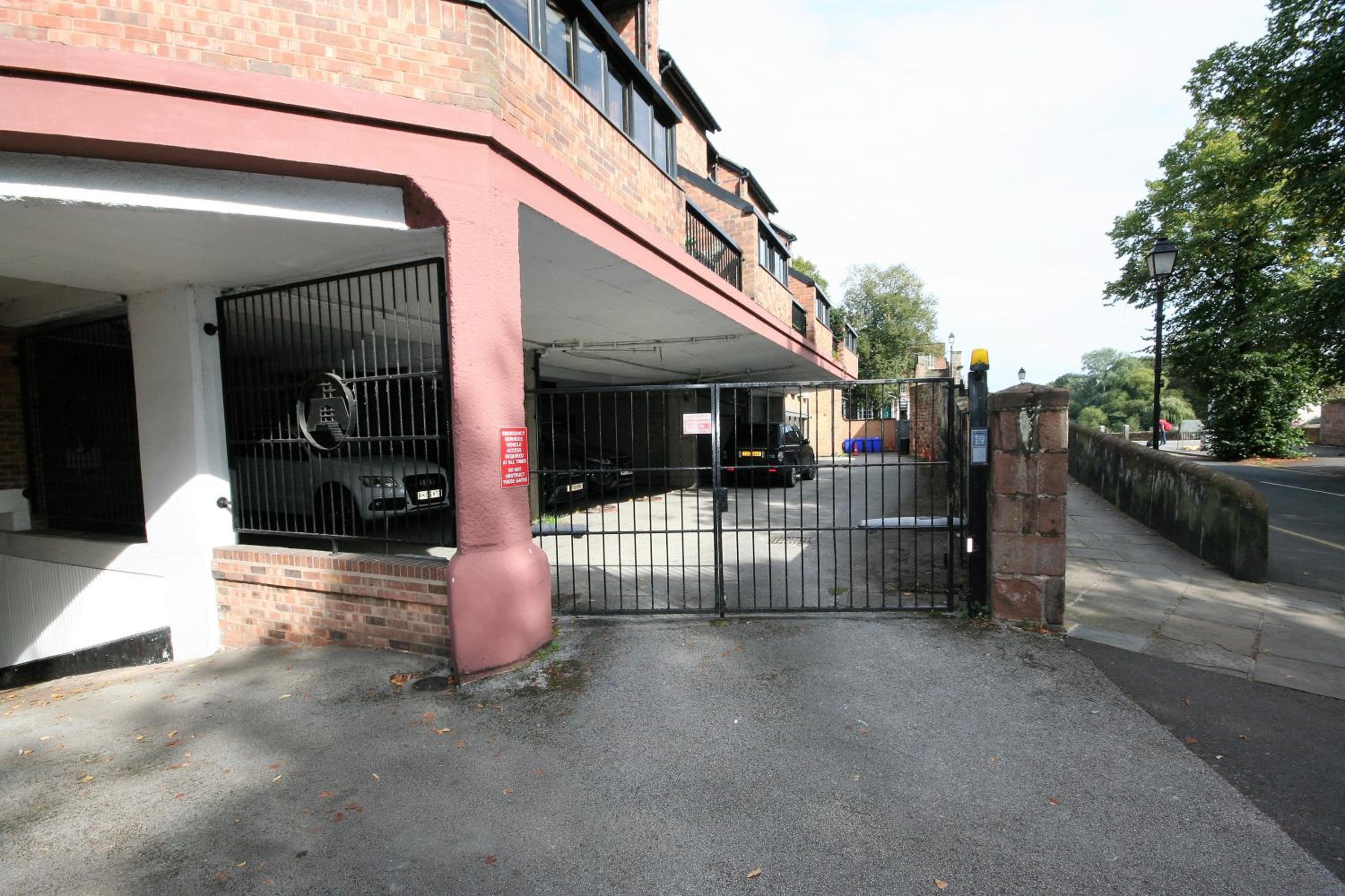 Riverside Studios in the Centre of Chester, photo 48