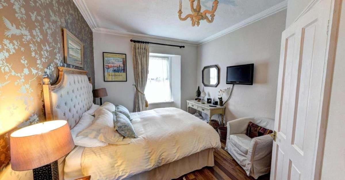 Ascot House Hotel