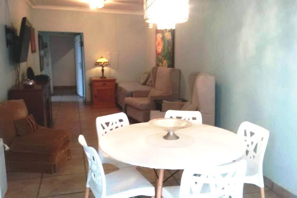 ¡PLENO CENTRO CON PATIO GRANDE Y COCHERA!