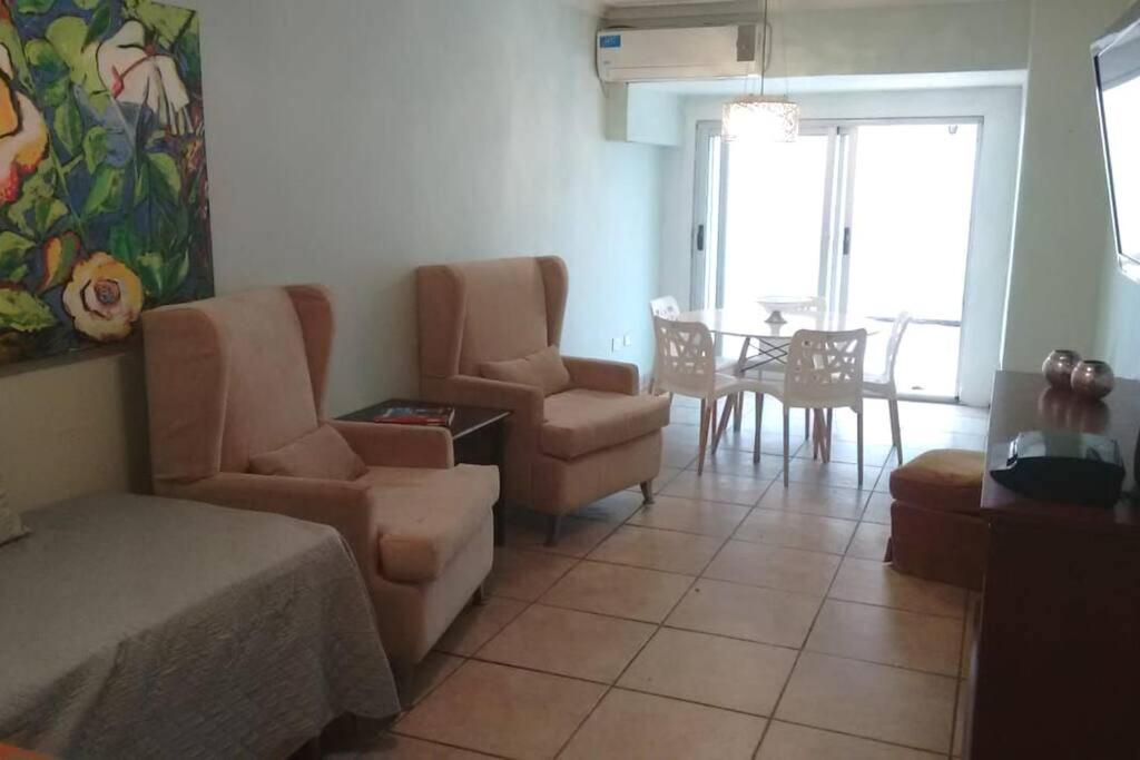 ¡PLENO CENTRO CON PATIO GRANDE Y COCHERA!