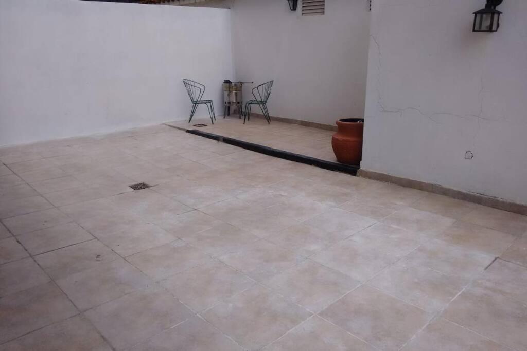 ¡PLENO CENTRO CON PATIO GRANDE Y COCHERA!