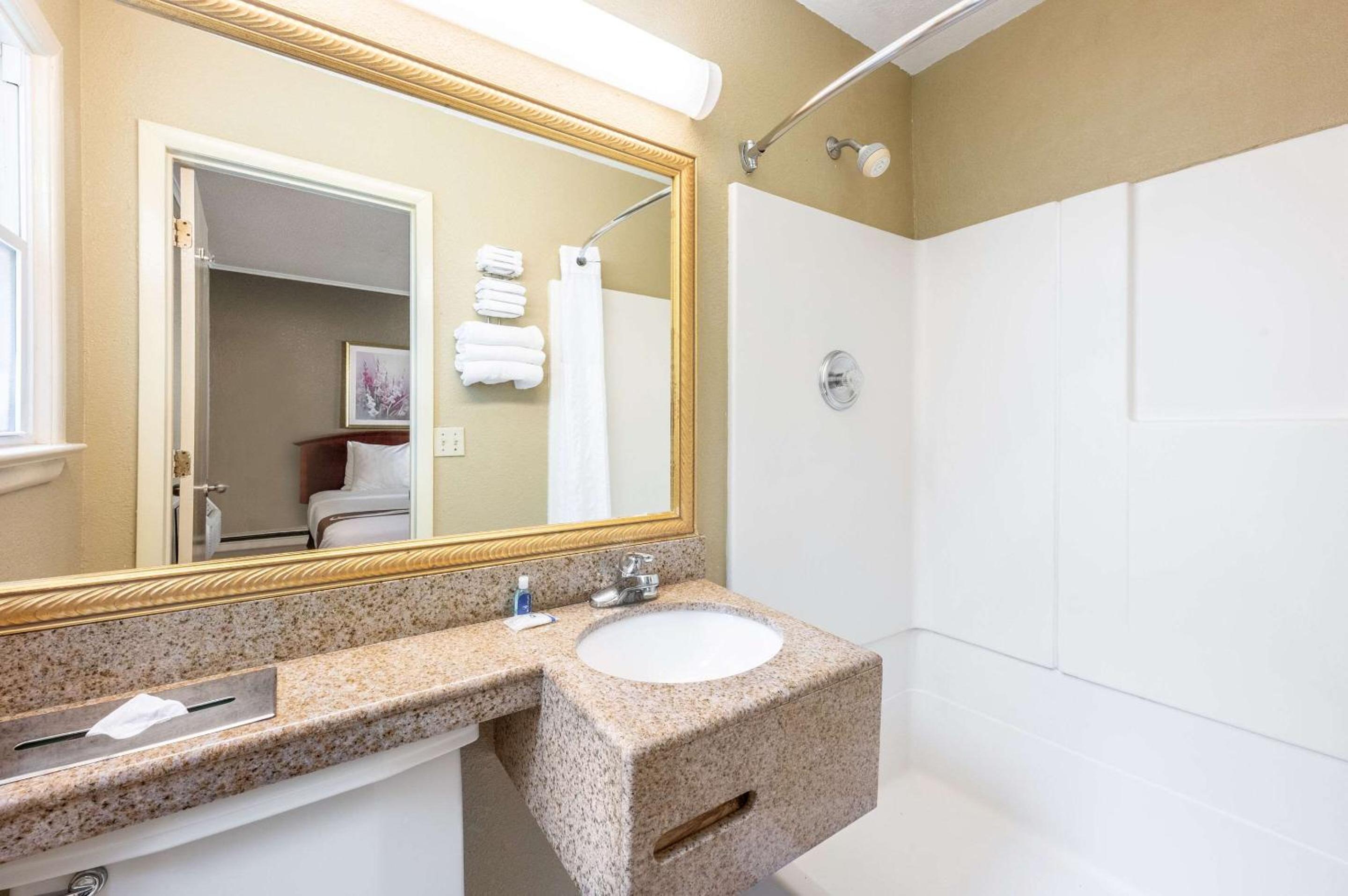 Poughkeepsie Vacations - Quality Inn Poughkeepsie - Property Image 52