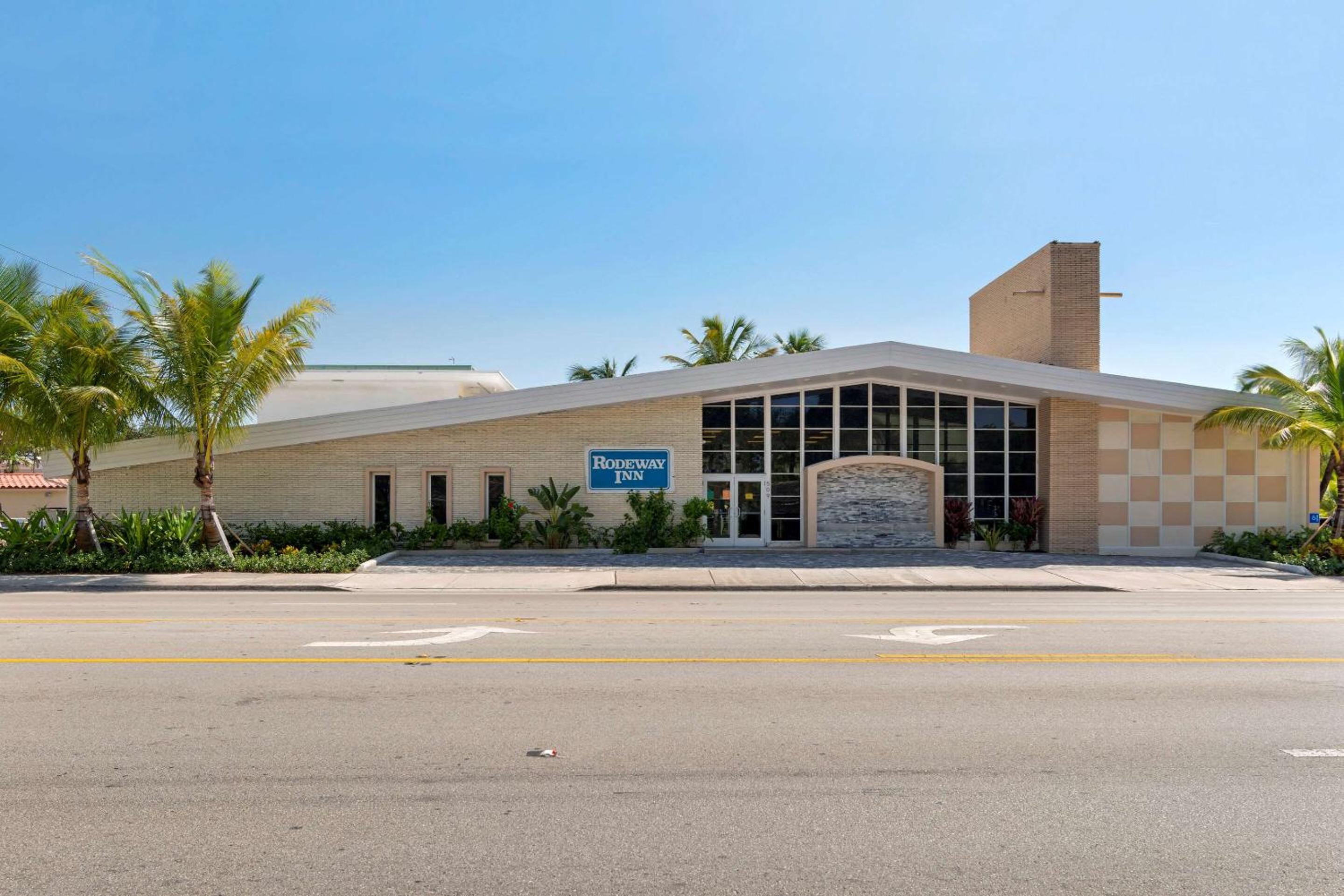 Downtown Hollywood Gardens Inn & Suites - Image 5