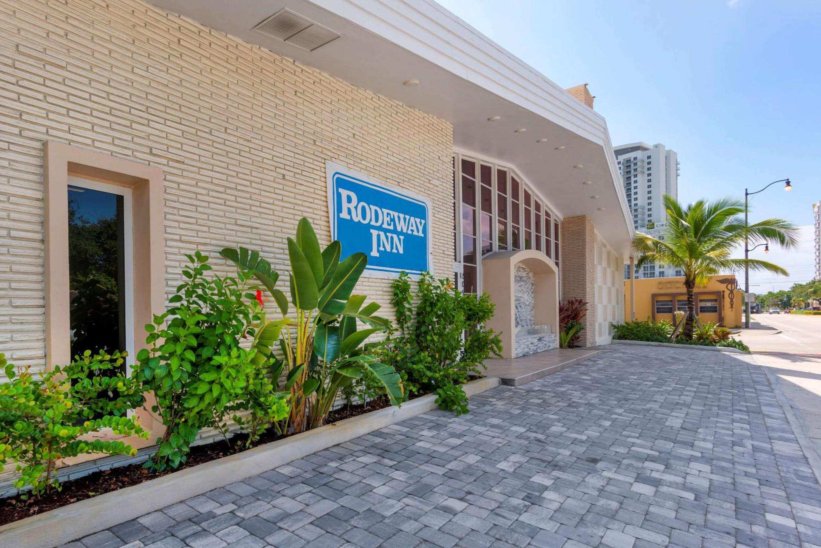 Downtown Hollywood Gardens Inn & Suites
