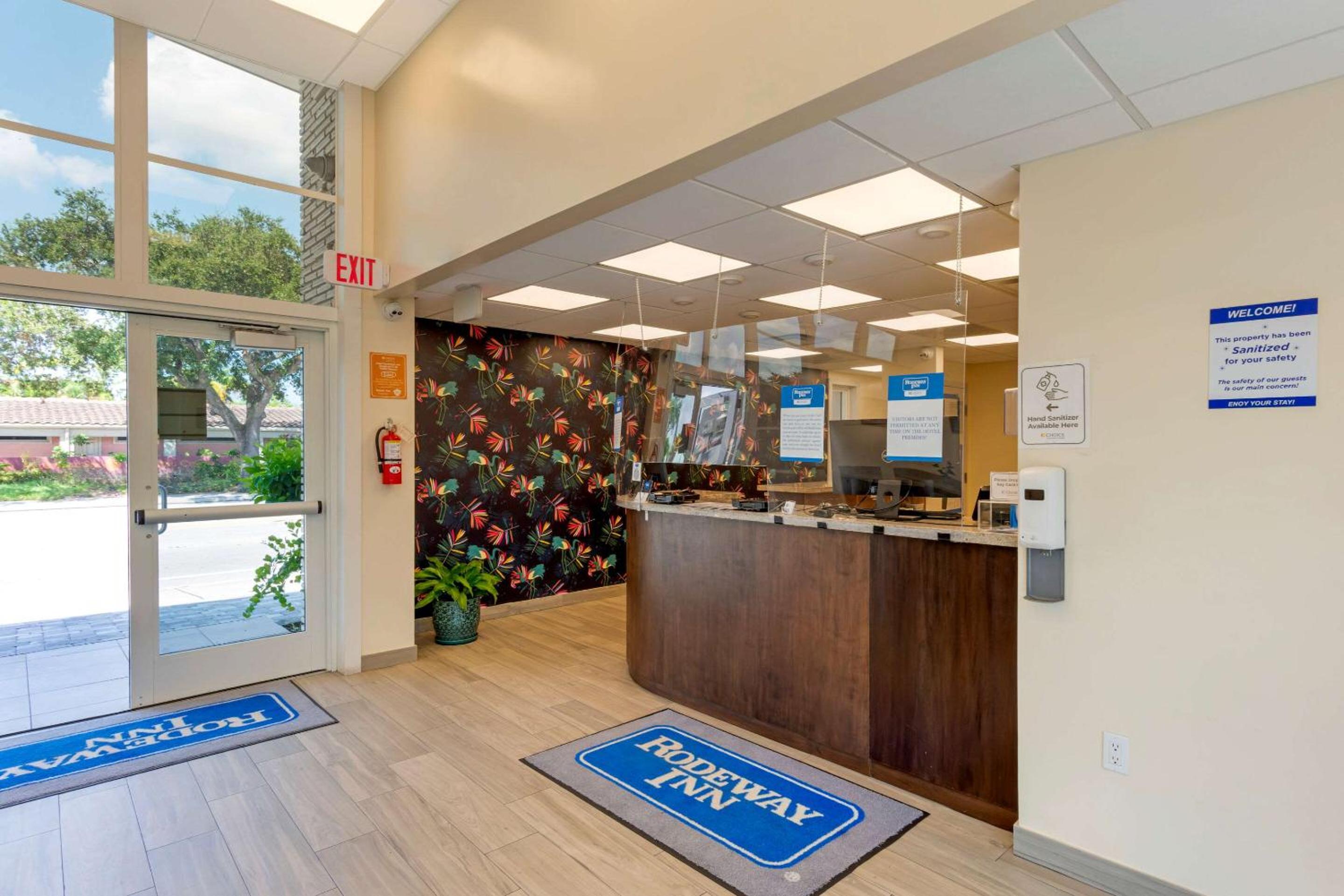 Downtown Hollywood Gardens Inn & Suites