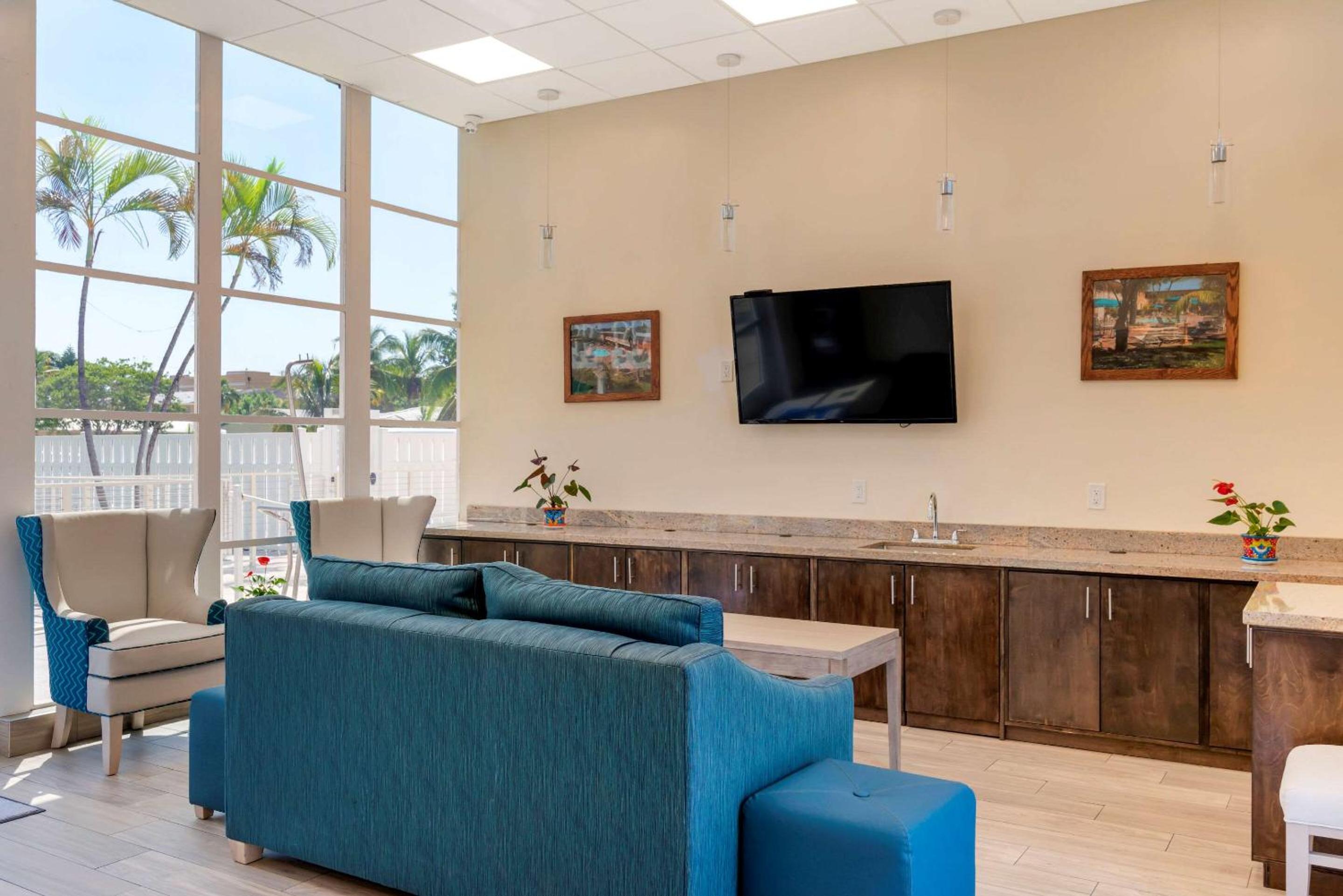 Downtown Hollywood Gardens Inn & Suites