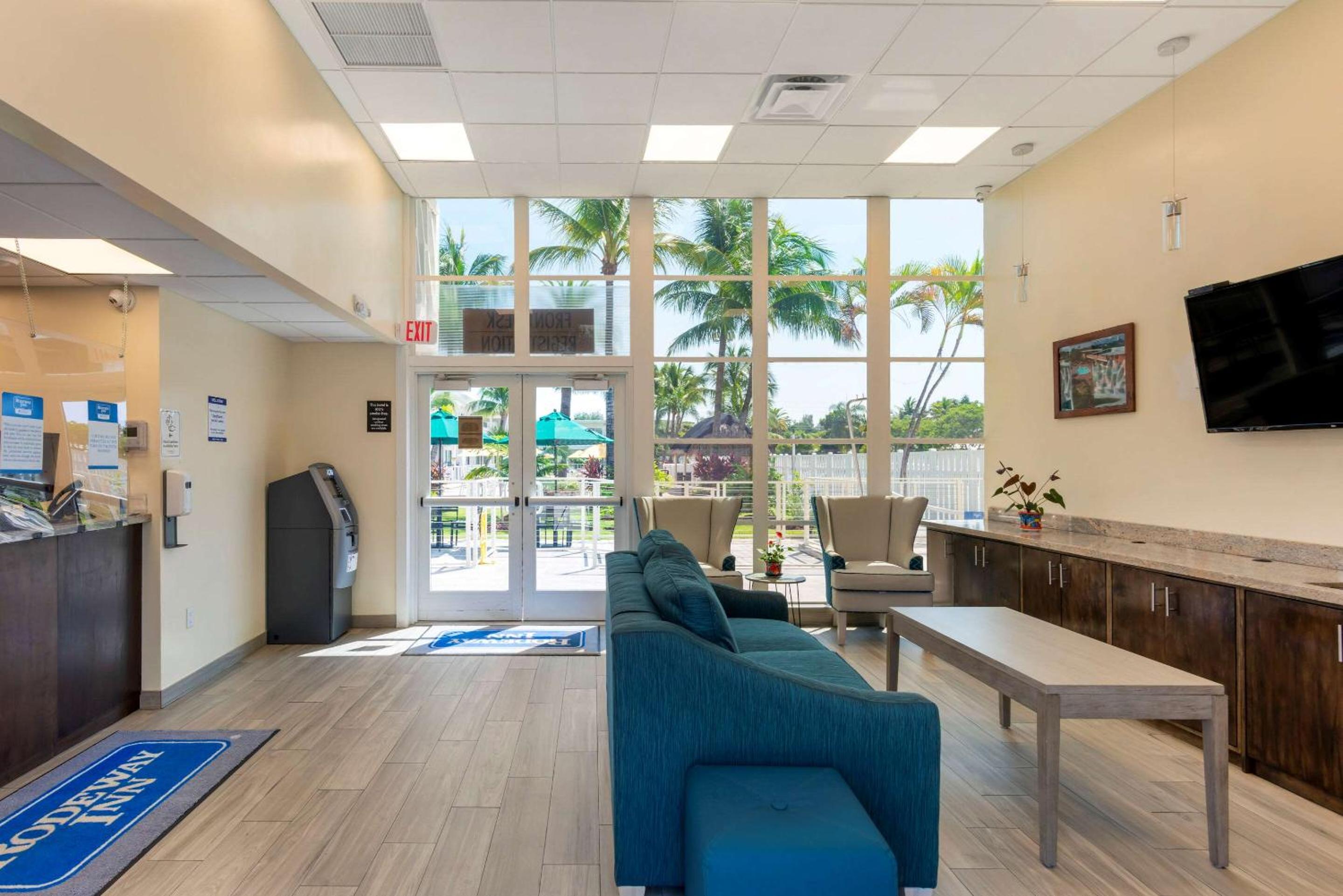Downtown Hollywood Gardens Inn & Suites