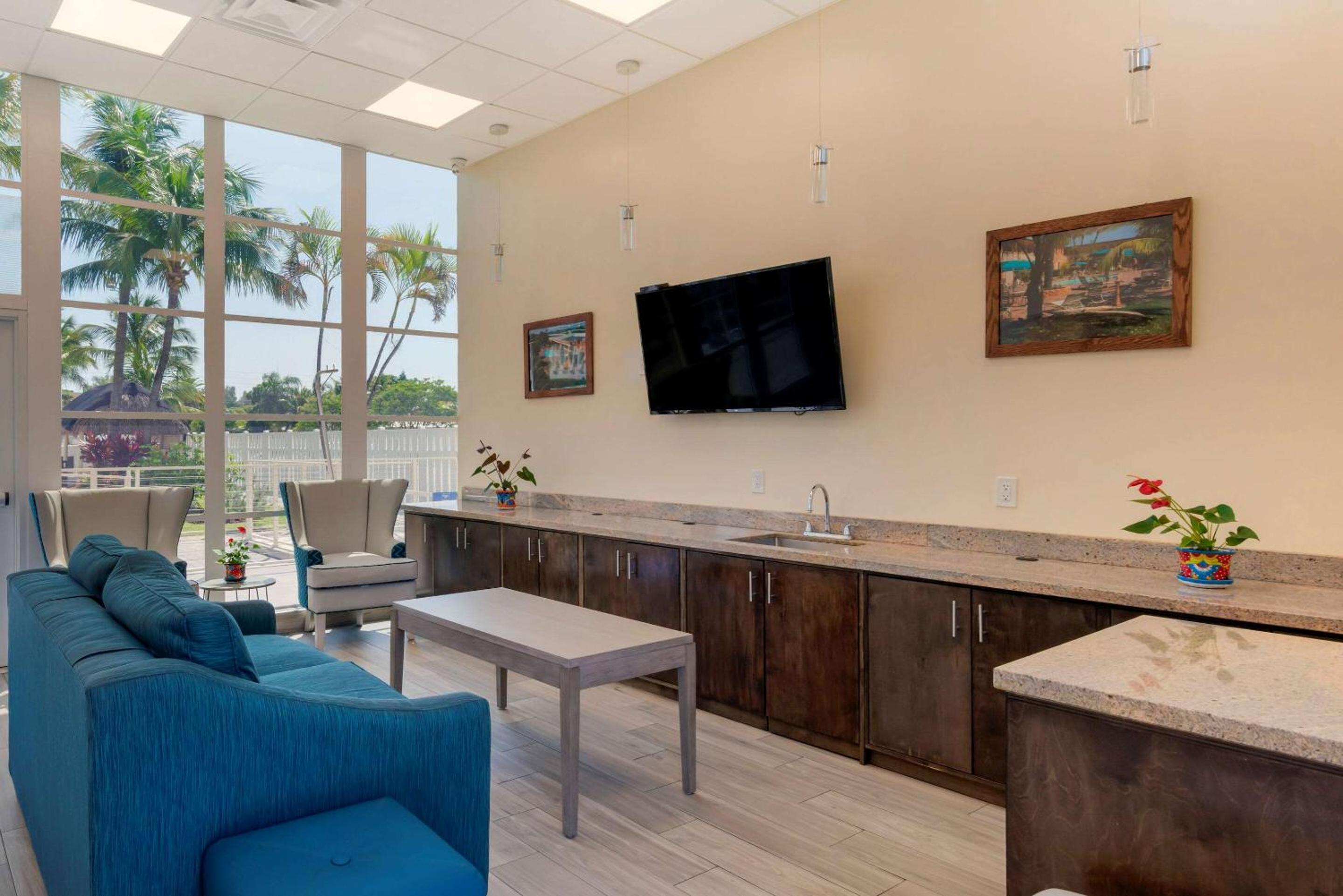 Downtown Hollywood Gardens Inn & Suites