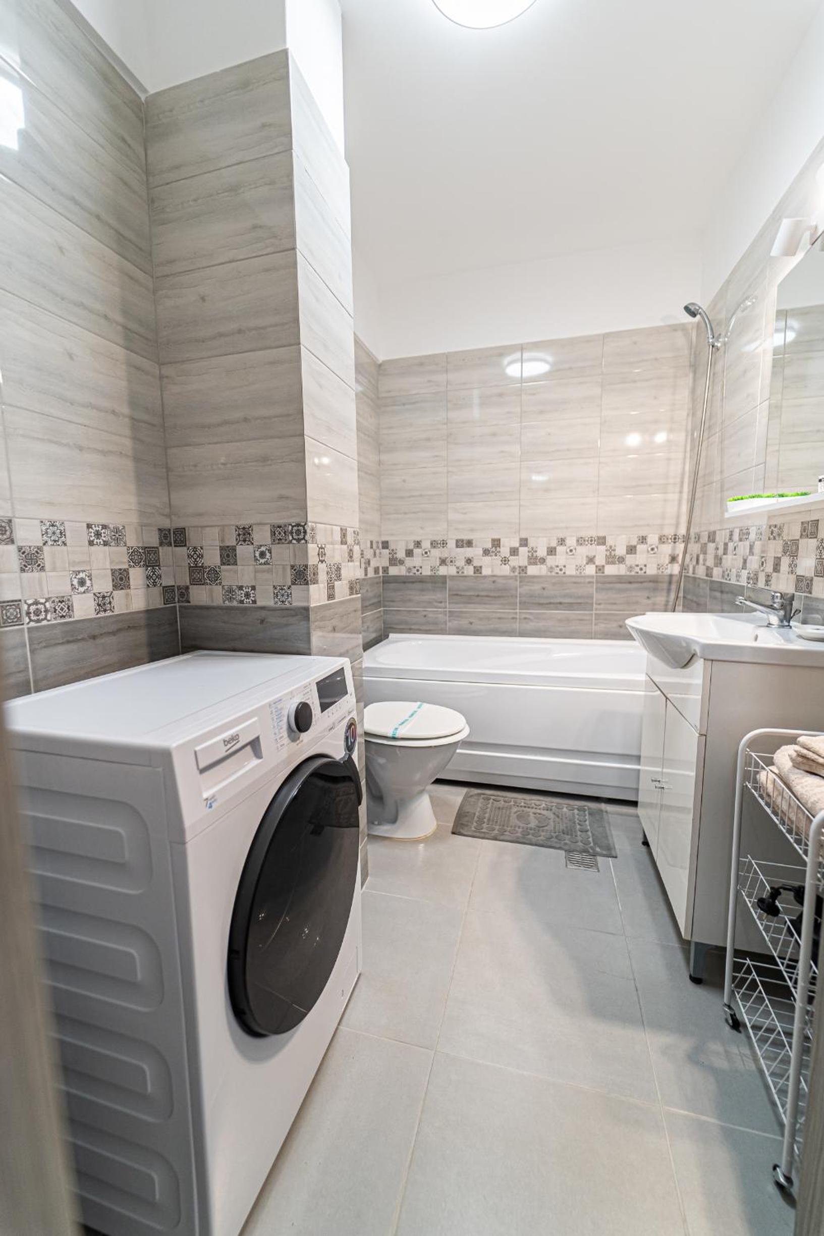 Apartament Deluxe cu parcare gratuită, lângă Arena Mall in Centru Bacău - ideal pentru cupluri sau business view 2