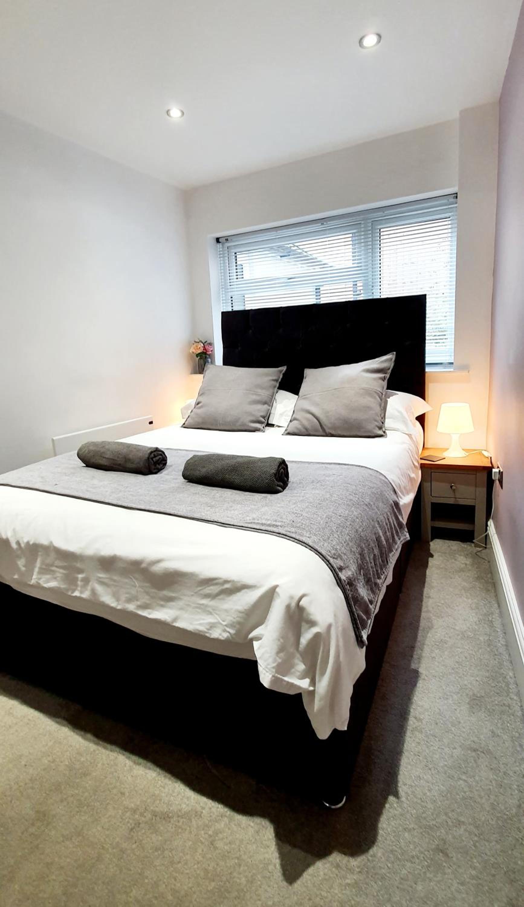 Superb 2 beds 2 baths New Apartment w/ Garden+Patio view 4