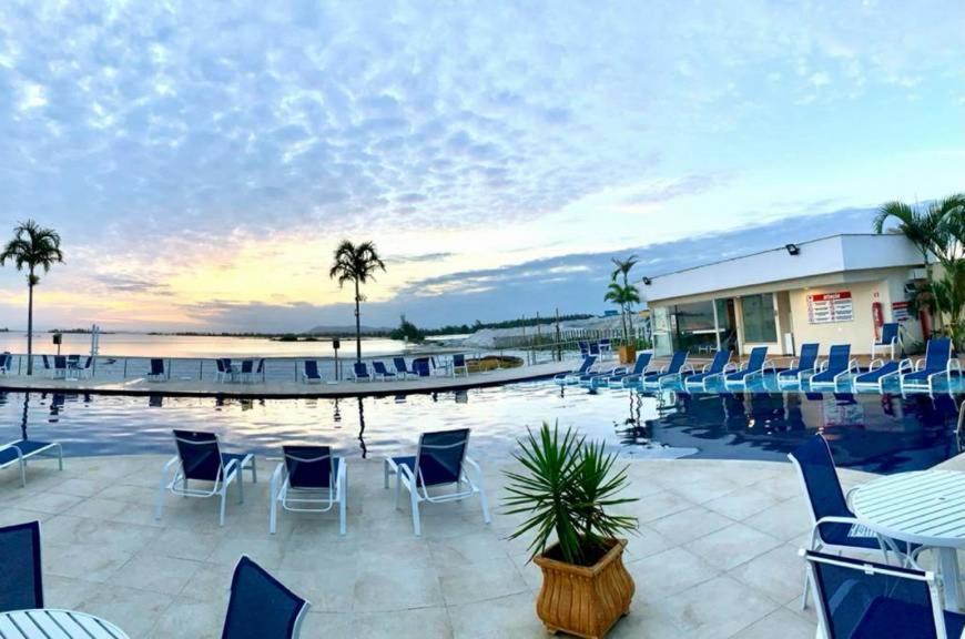 Flat com praia privativa e lazer total em Arraial