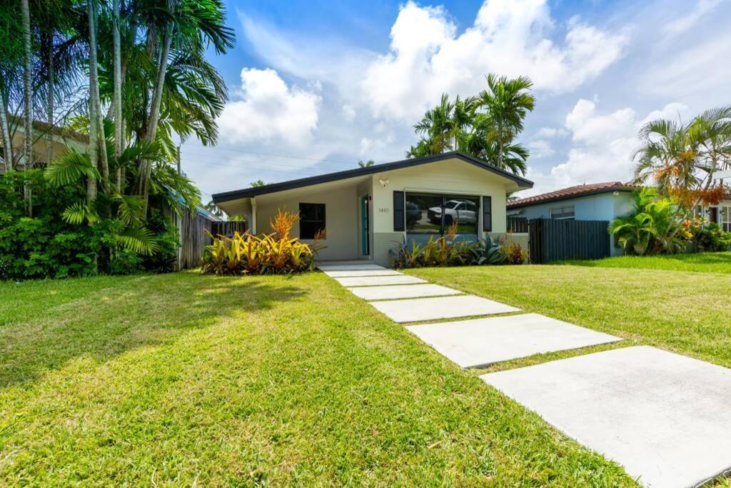 LoveLee Villa: Luxury Hollywood 4 Bedroom w/Pool view 5