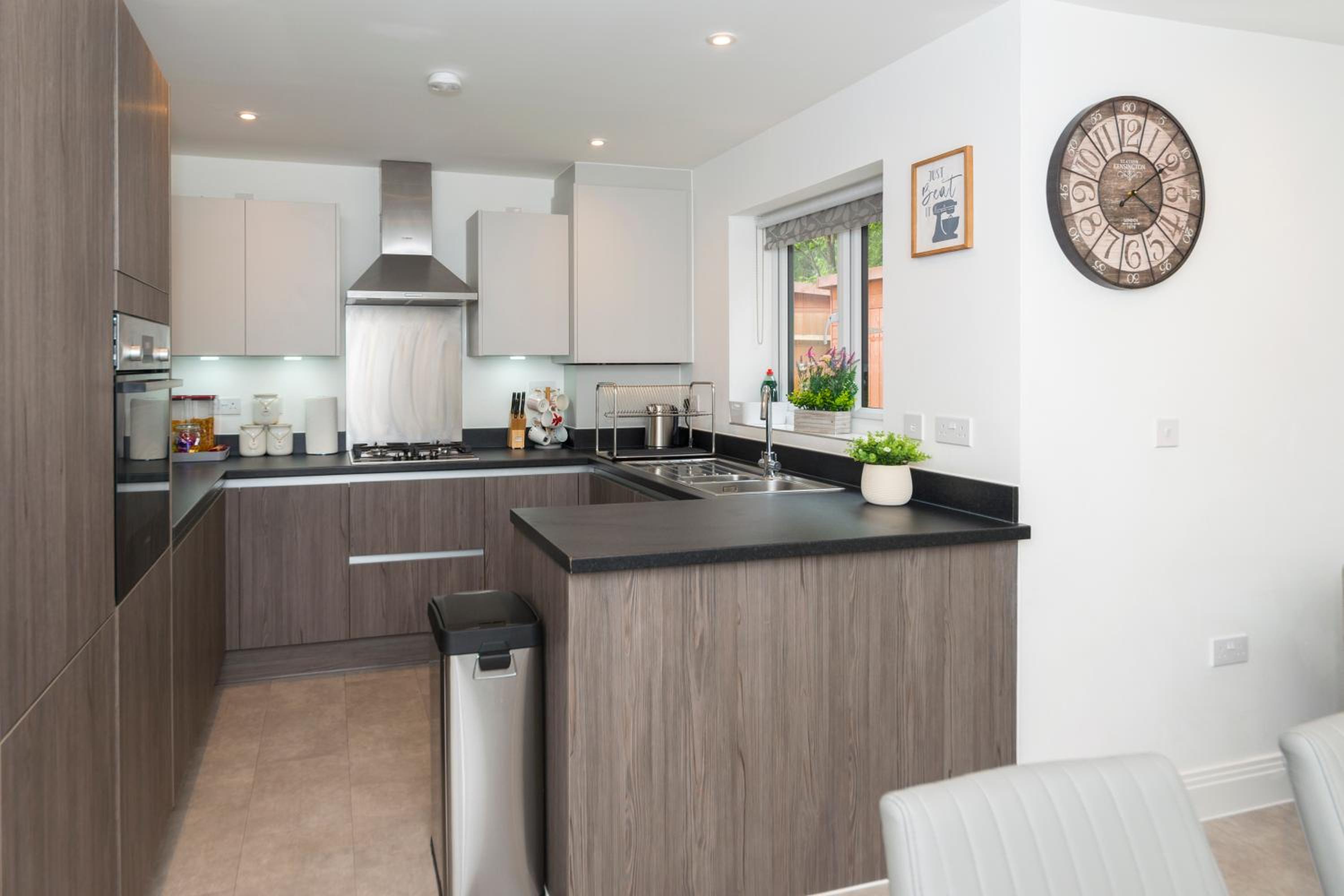 Greenfields's Hurley House - New modern 4 Bedroom House view 5