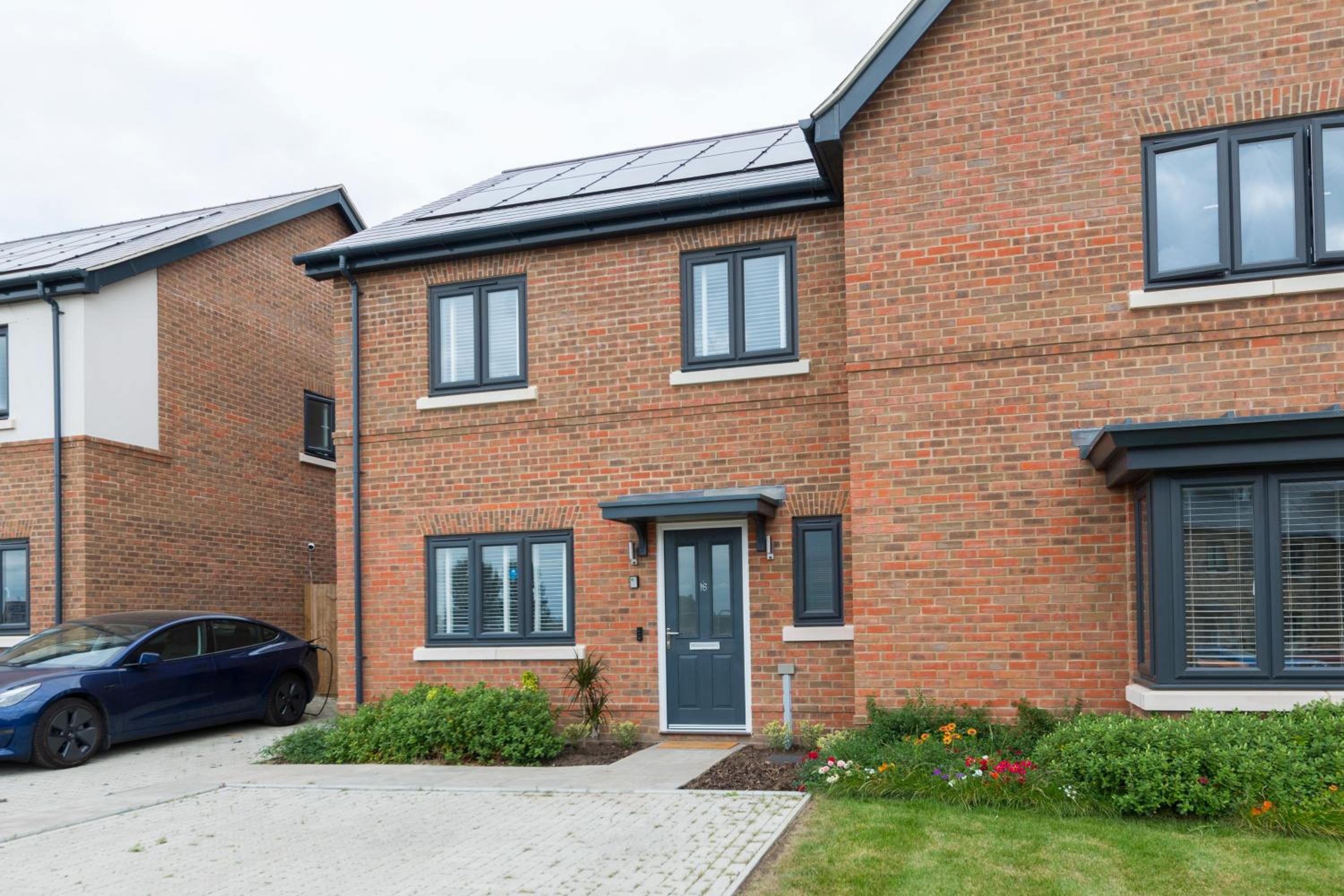 Greenfields's Hurley House - New modern 4 Bedroom House view 3