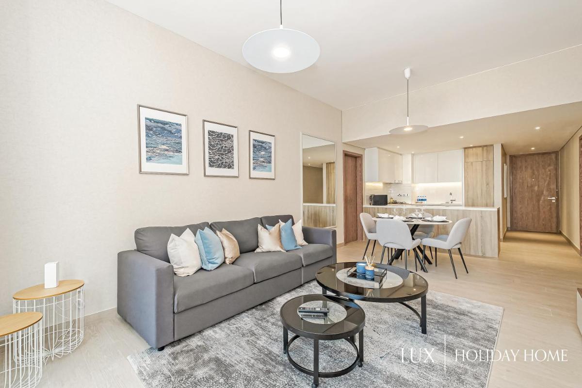 LUX Contemporary Suite with Full Marina View 3