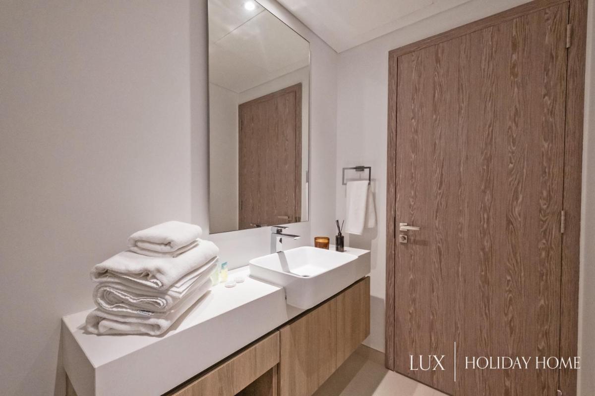 LUX Contemporary Suite with Full Marina View 3
