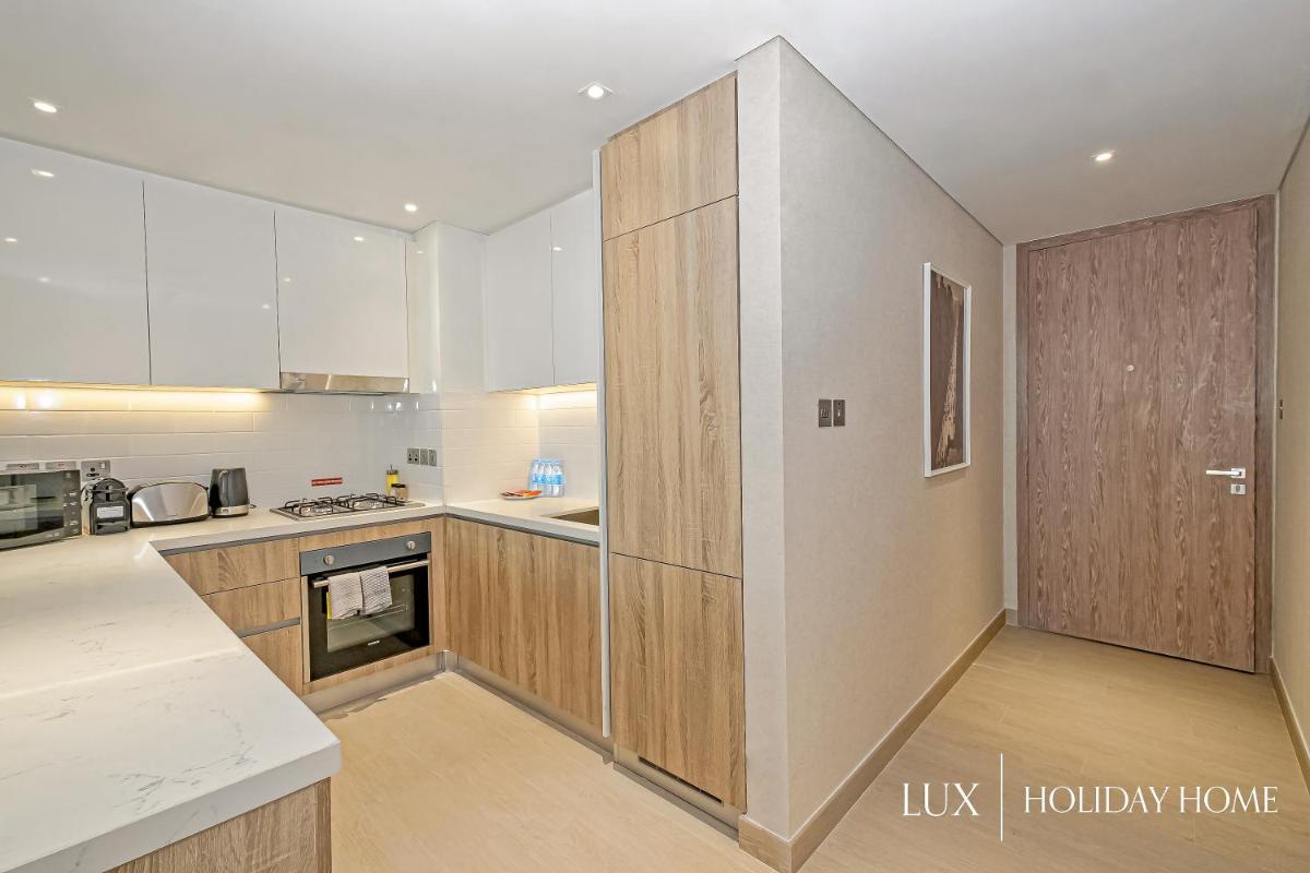 LUX Contemporary Suite with Full Marina View 3